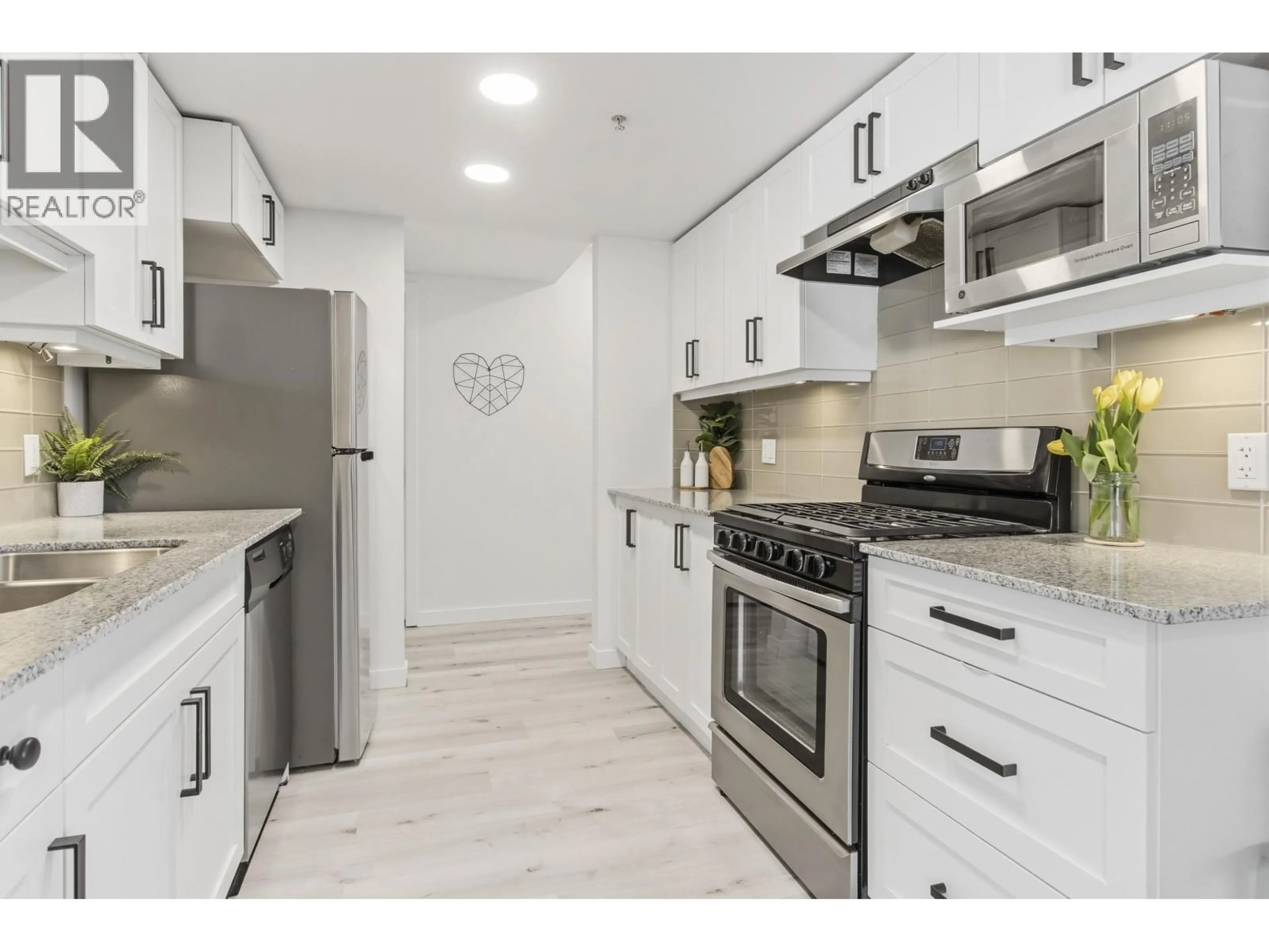 Standard kitchen, ceramic/tile floor for 406 - 1212 MAIN STREET, Squamish British Columbia V8B0S1