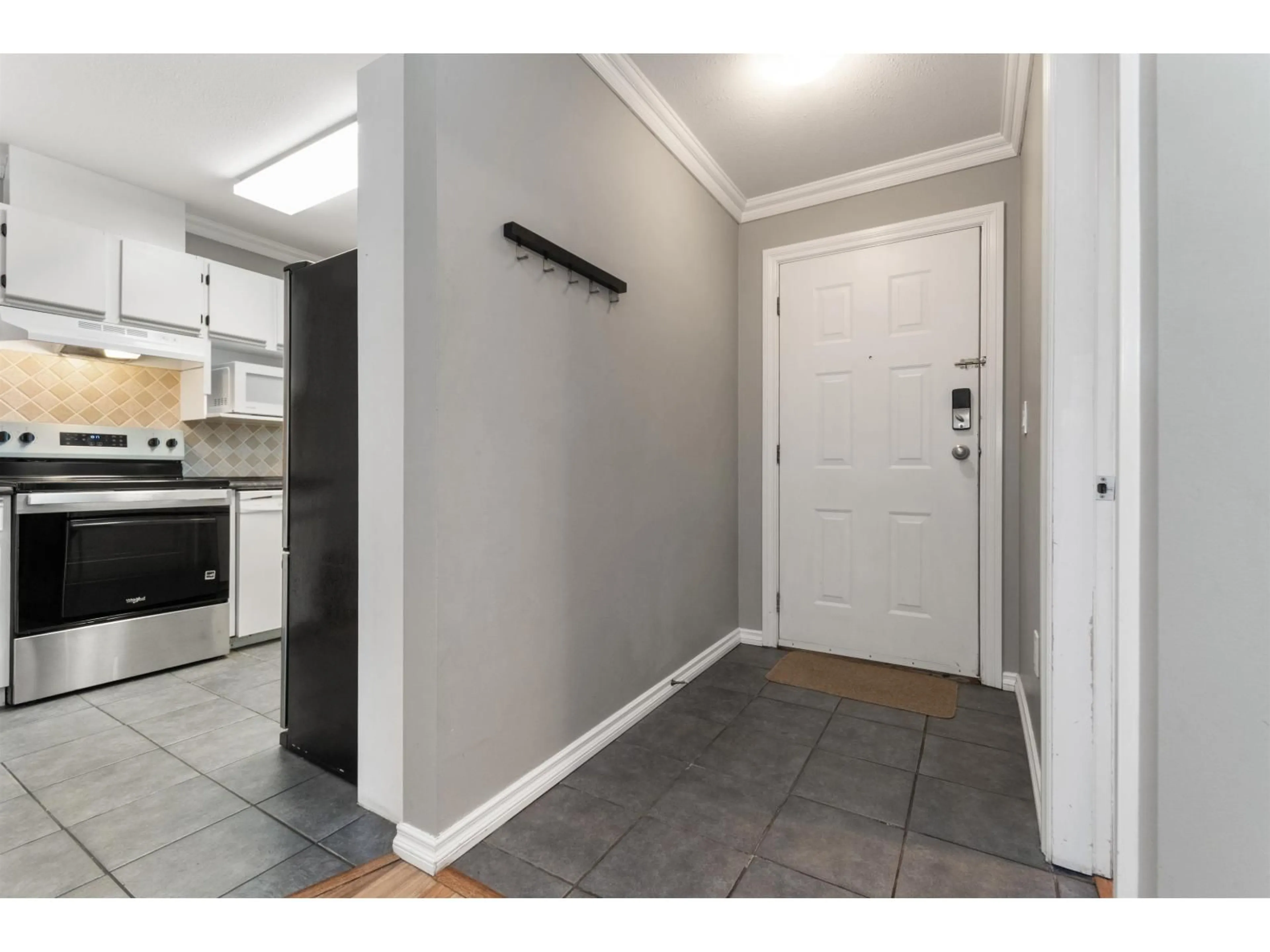 Indoor entryway for 16 - 45435 KNIGHT ROAD, Chilliwack British Columbia V2R3E8