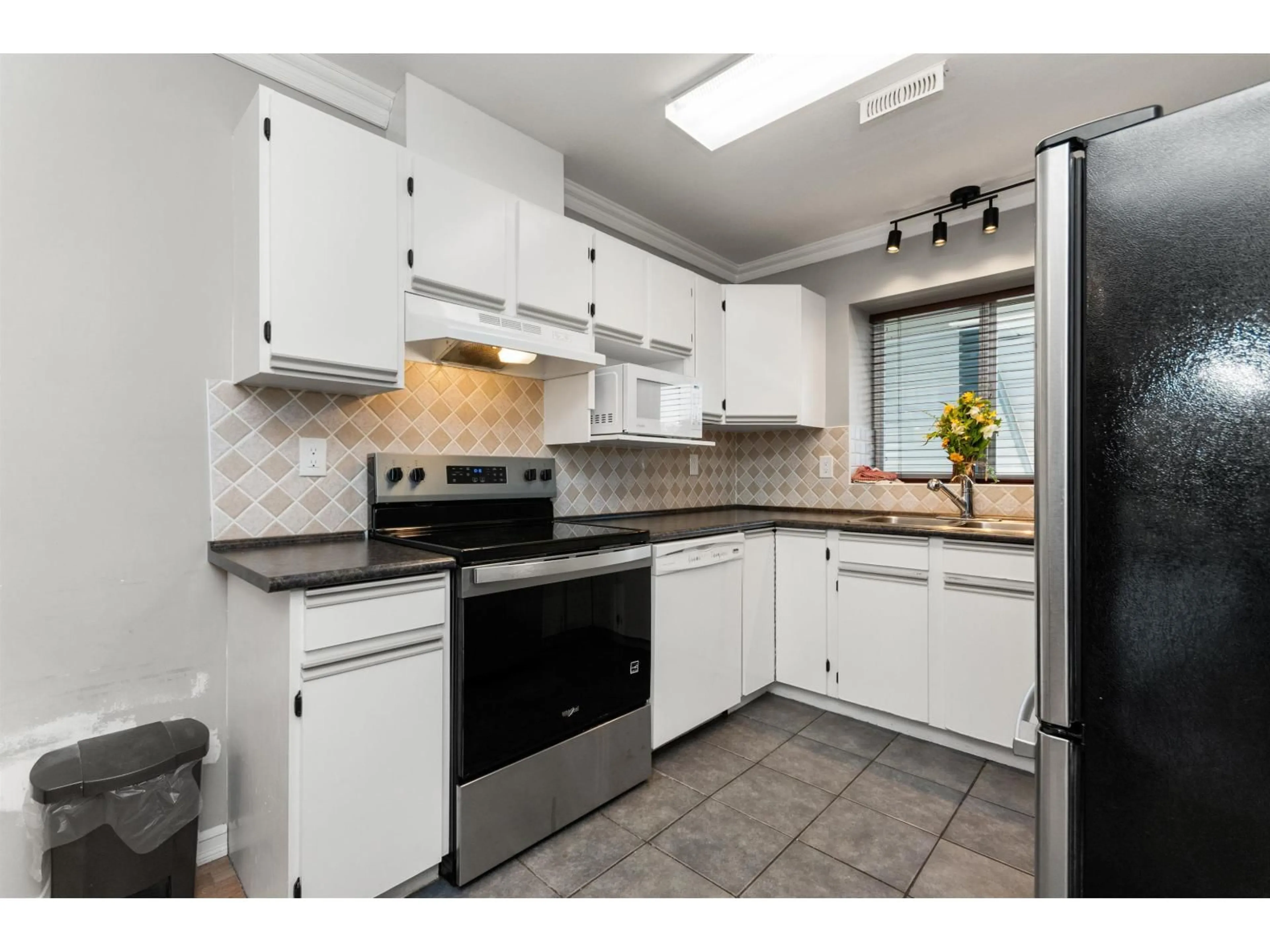 Standard kitchen, ceramic/tile floor for 16 - 45435 KNIGHT ROAD, Chilliwack British Columbia V2R3E8