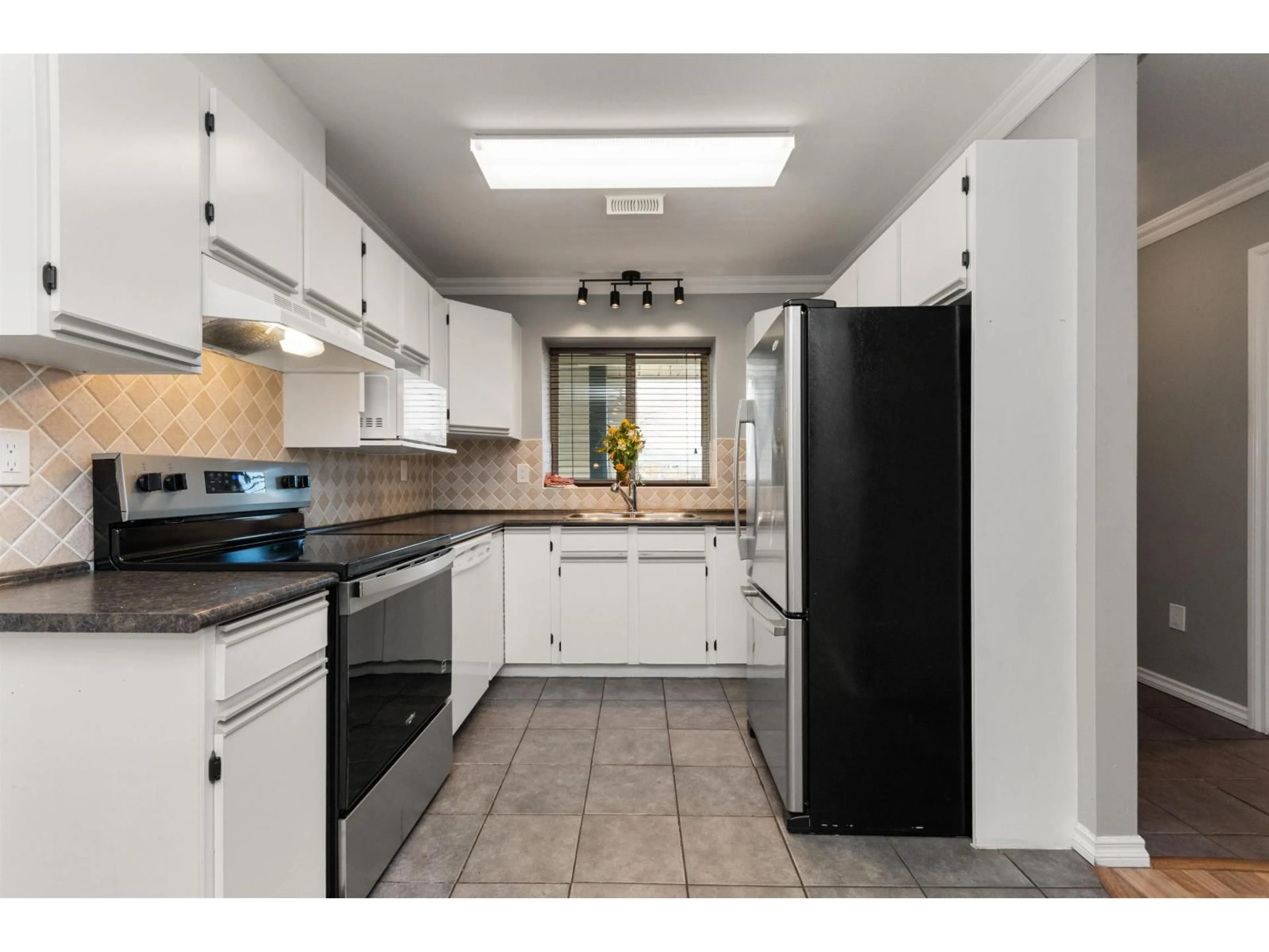 Standard kitchen, ceramic/tile floor for 16 - 45435 KNIGHT ROAD, Chilliwack British Columbia V2R3E8
