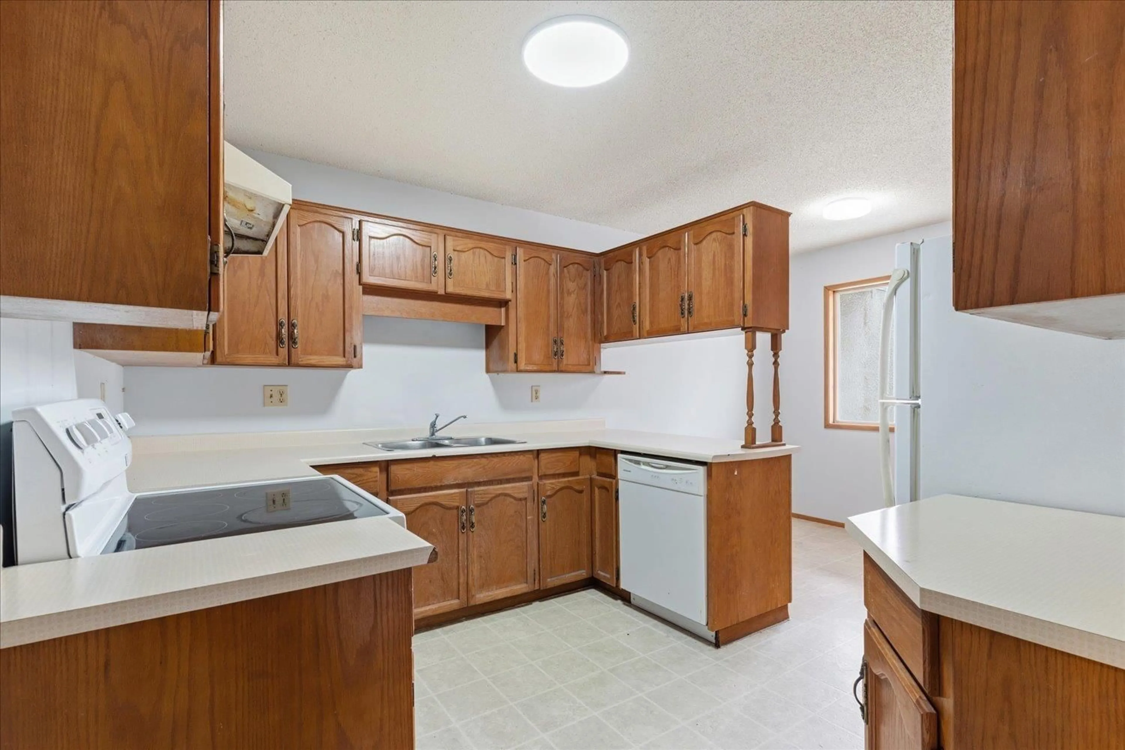 Standard kitchen, unknown for 9584- - 9586 WILLIAMS STREET, Chilliwack British Columbia V2P5G4