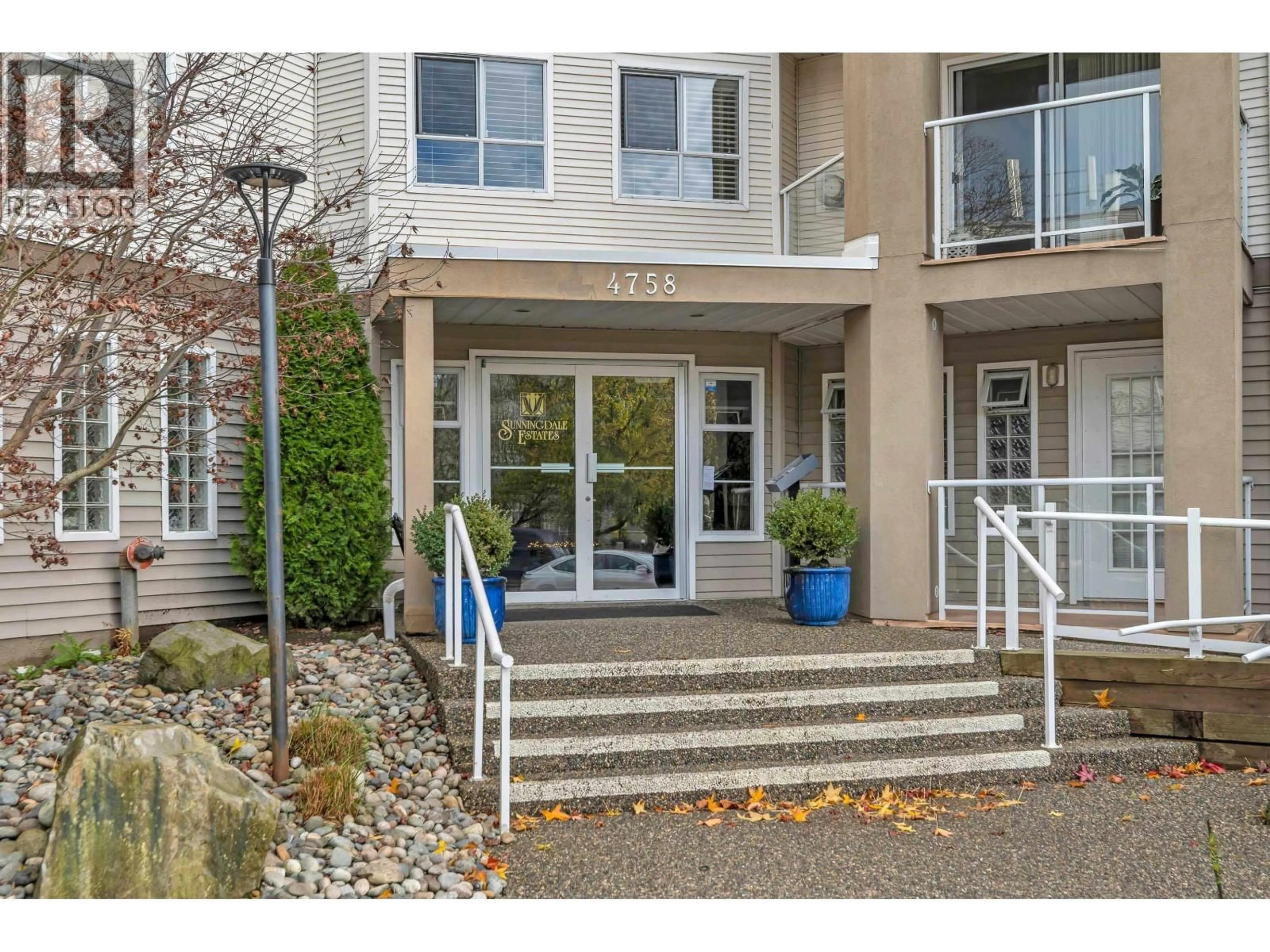 Indoor foyer for 102 - 4758 53 STREET, Delta British Columbia V4K2Z1