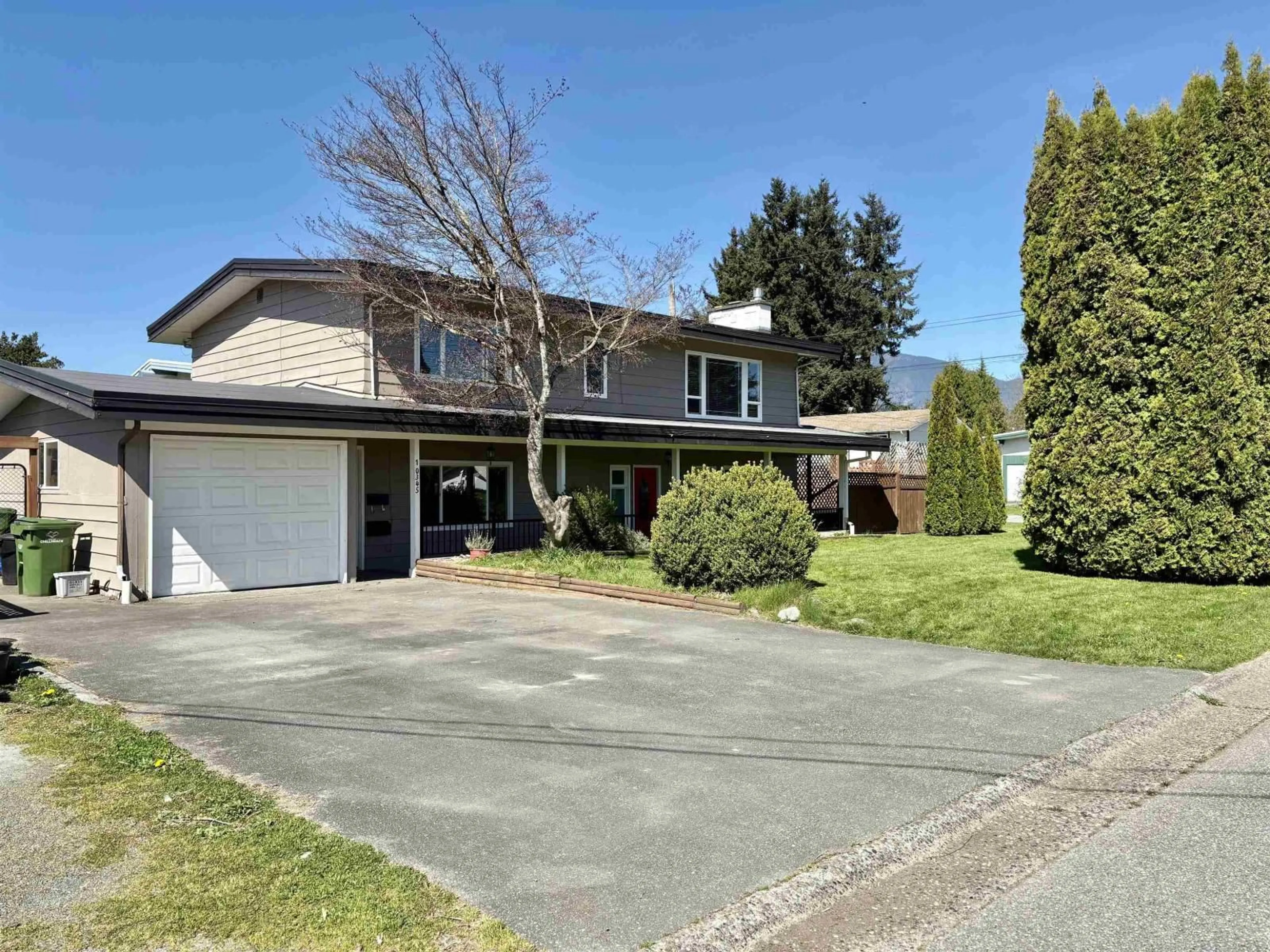 A pic from outside/outdoor area/front of a property/back of a property/a pic from drone, street for 10345 BEVERLEY DRIVE, Chilliwack British Columbia V2P6B2