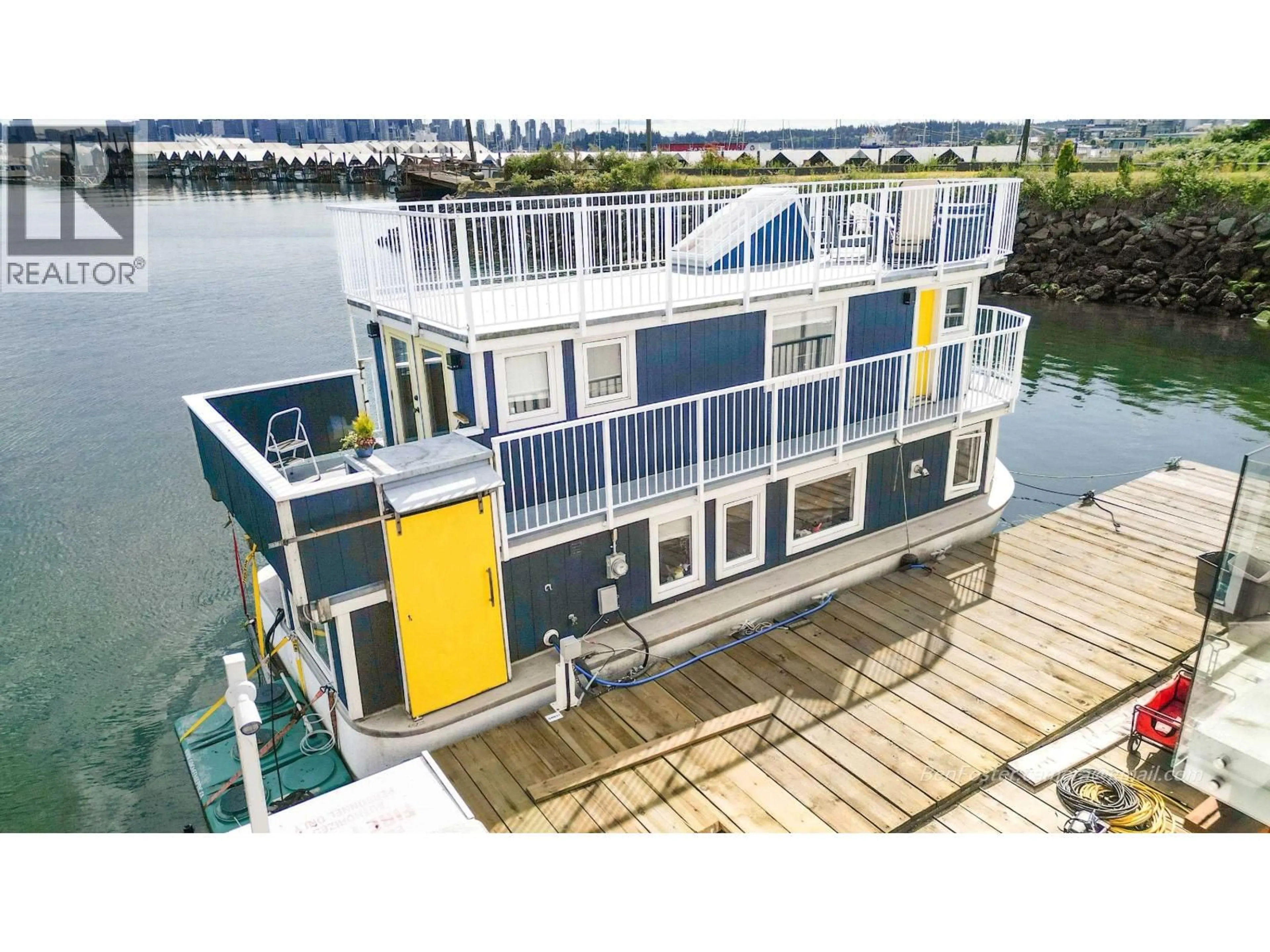 Home with vinyl exterior material, water/lake/river/ocean view for 415 ESPLANADE AVENUE, North Vancouver British Columbia V7M1A4