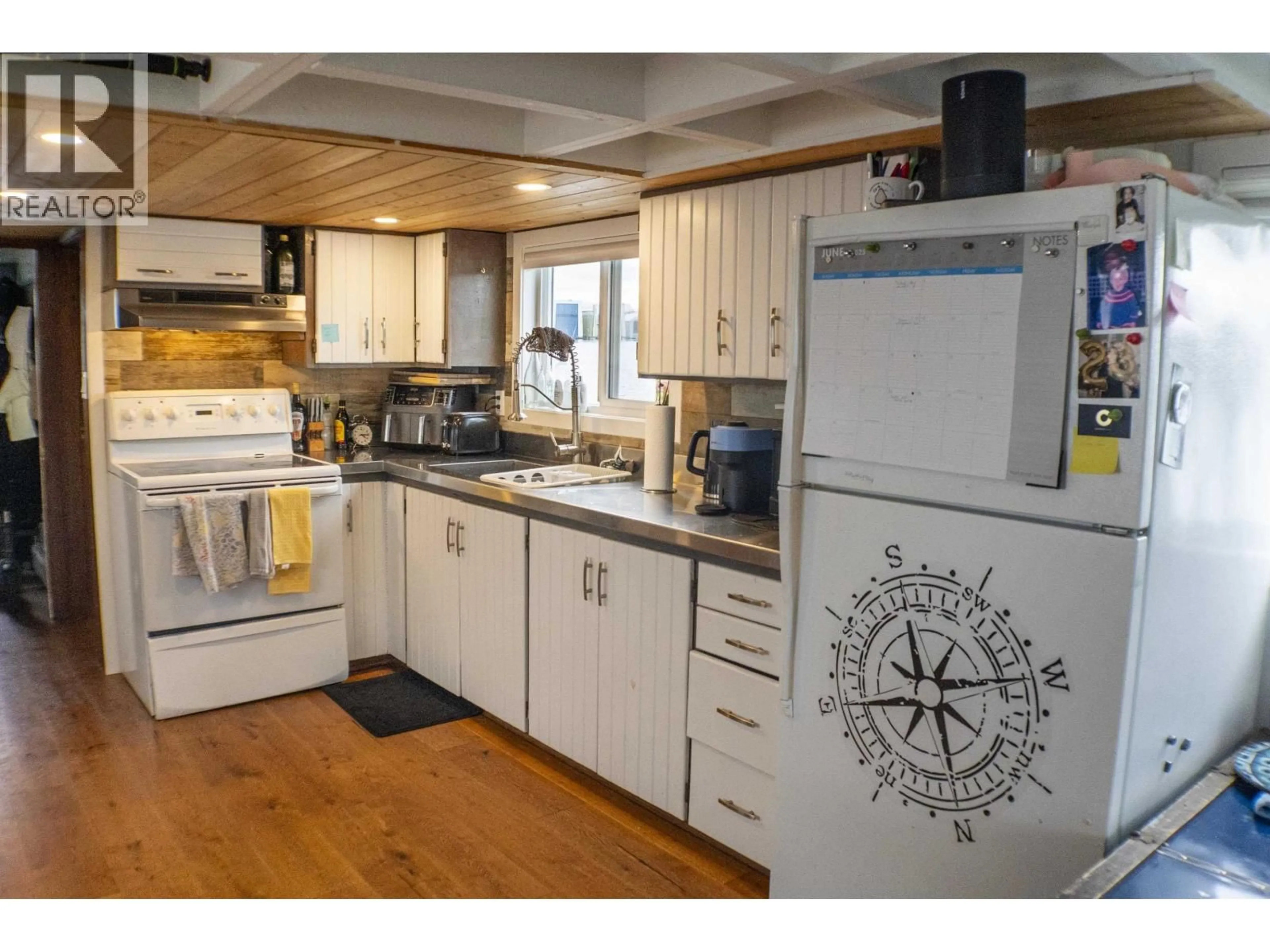 Standard kitchen, wood/laminate floor for 415 ESPLANADE AVENUE, North Vancouver British Columbia V7M1A4