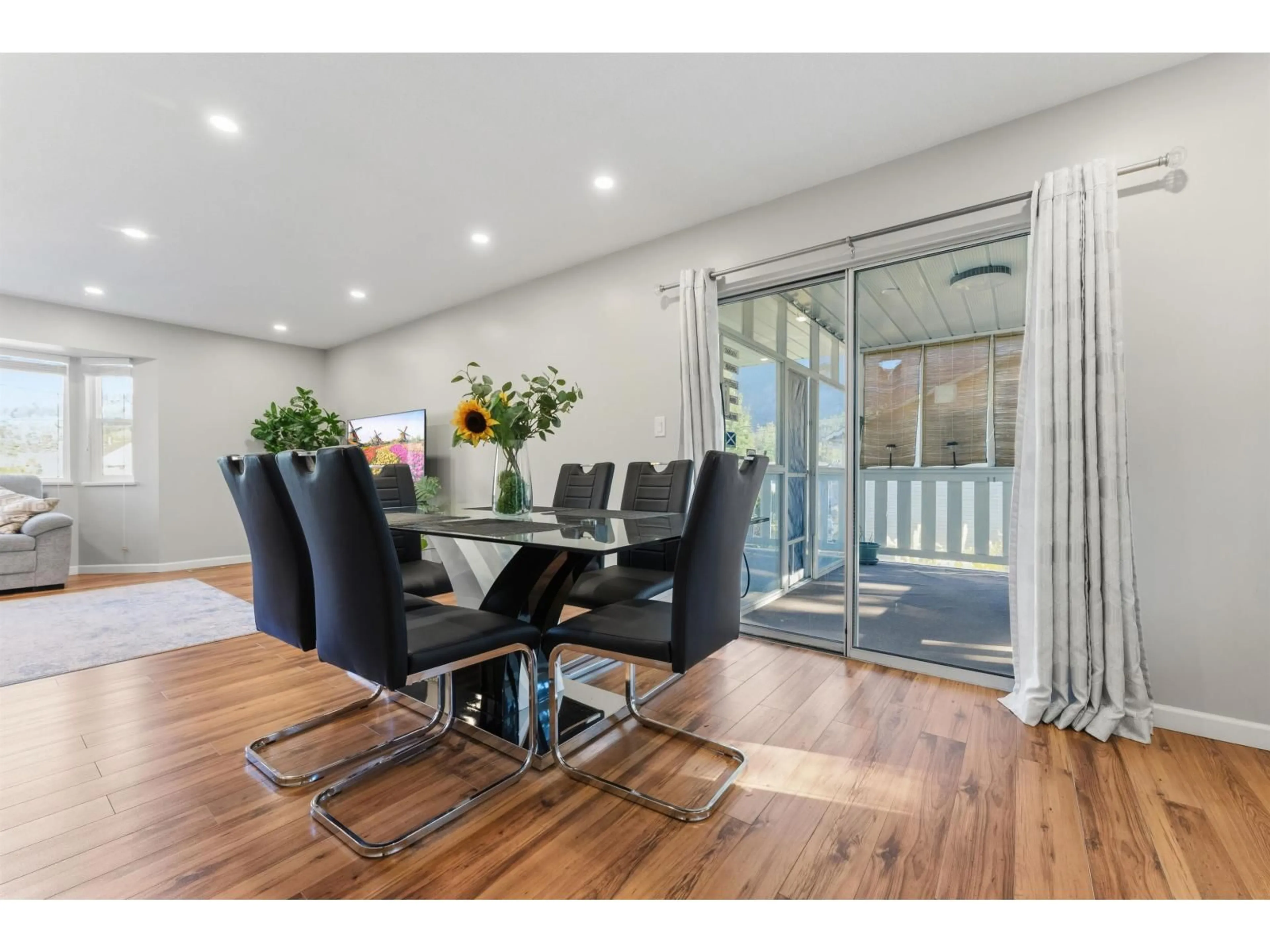 Dining room, wood/laminate floor for 21015 SWALLOW PLACE, Hope British Columbia V0X1L1