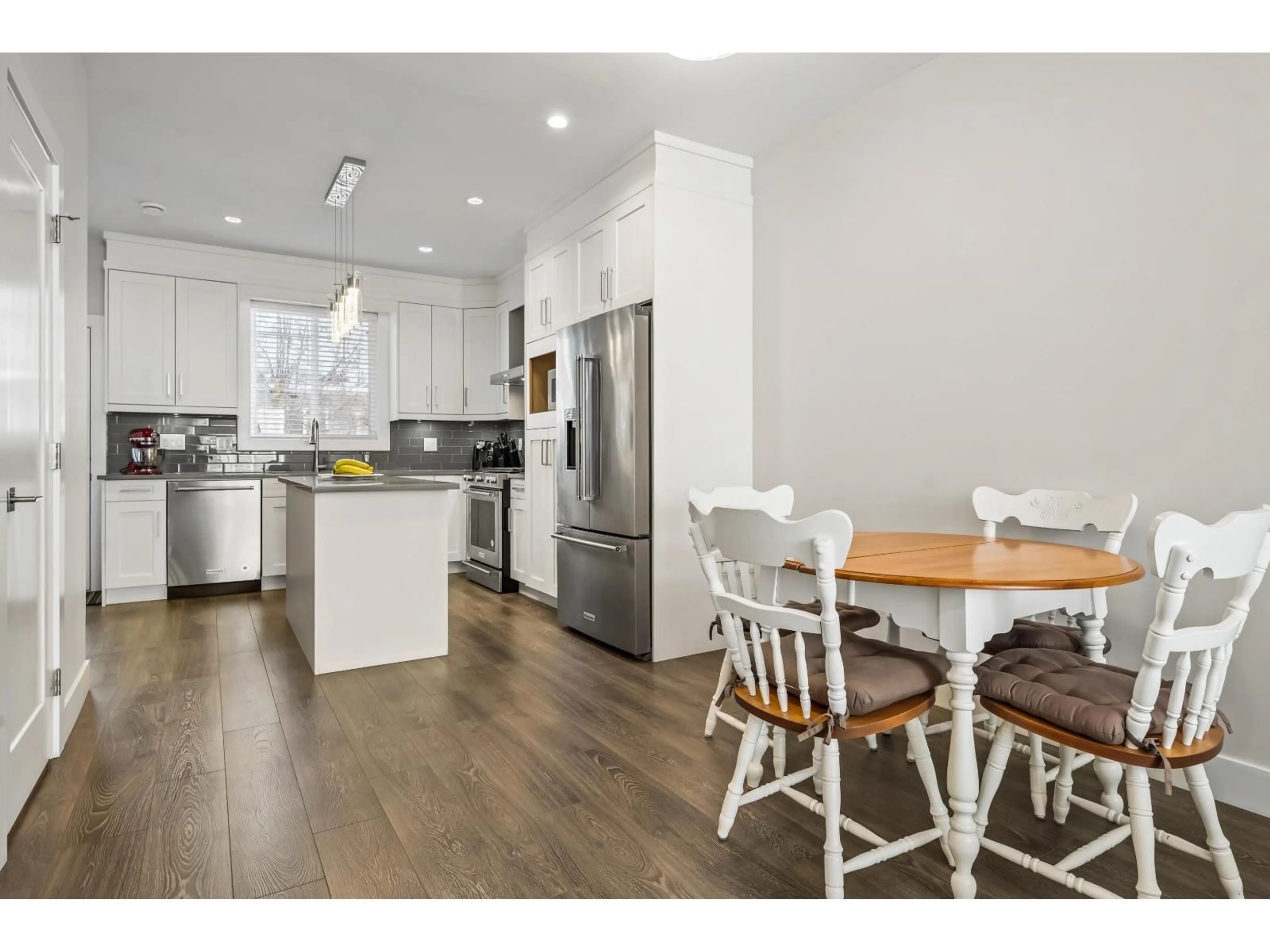 Open concept kitchen, wood/laminate floor for 6 - 32043 MT WADDINGTON AVENUE, Abbotsford British Columbia V2T0H1