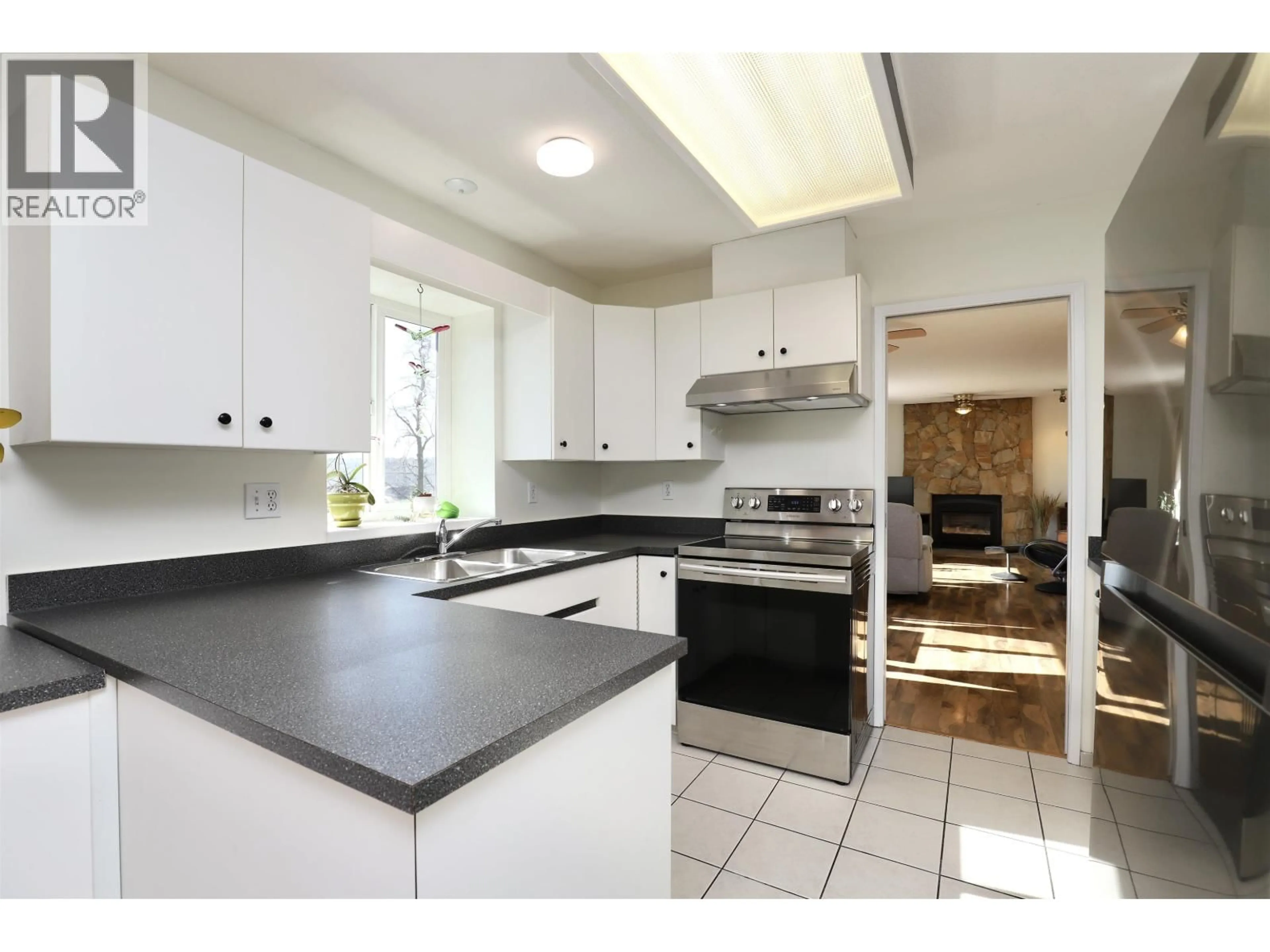 Open concept kitchen, ceramic/tile floor for 93 WARRICK STREET, Coquitlam British Columbia V3K5L3