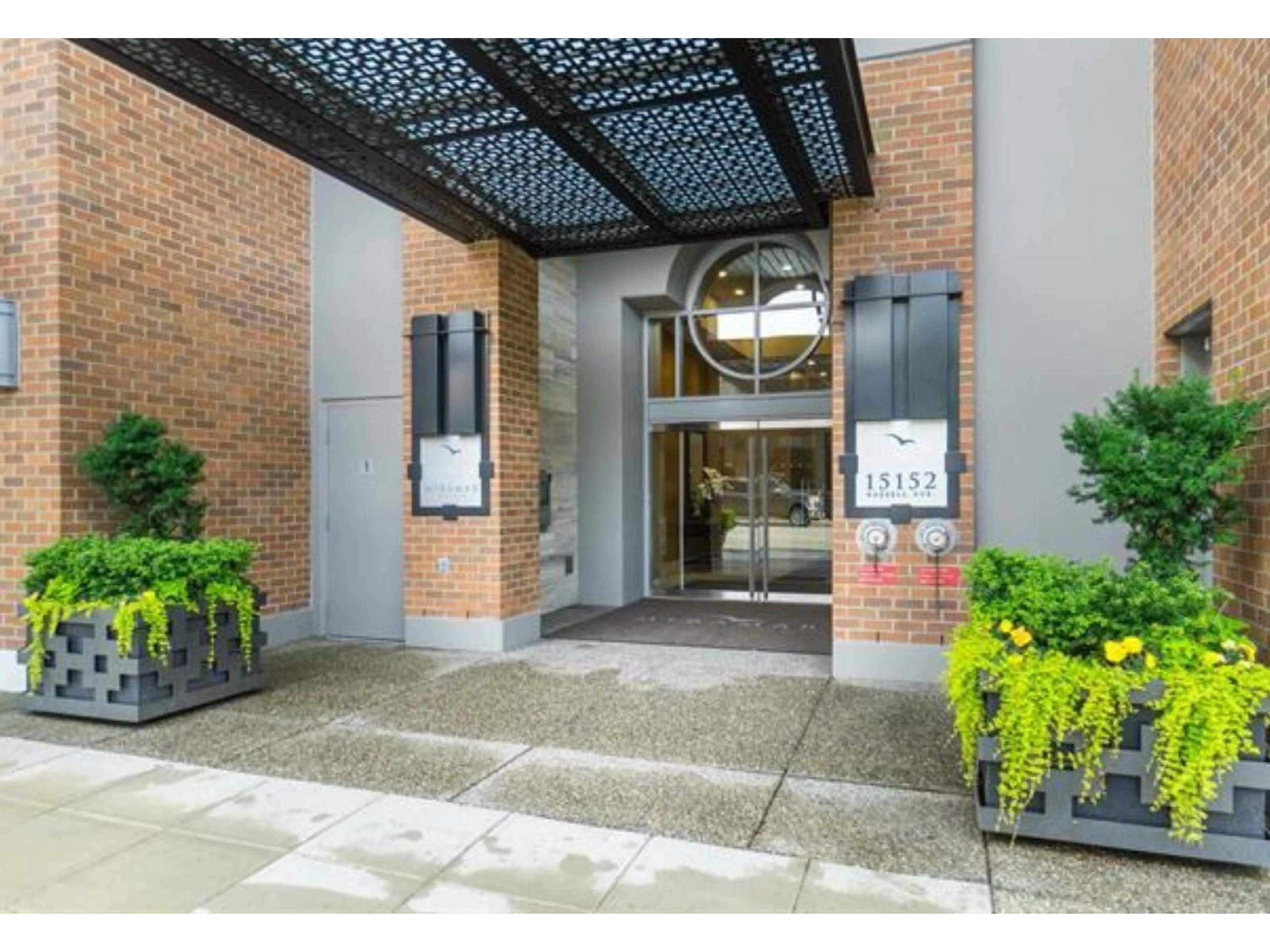 Indoor foyer for 905 - 15152 RUSSELL AVENUE, White Rock British Columbia V4B0A3