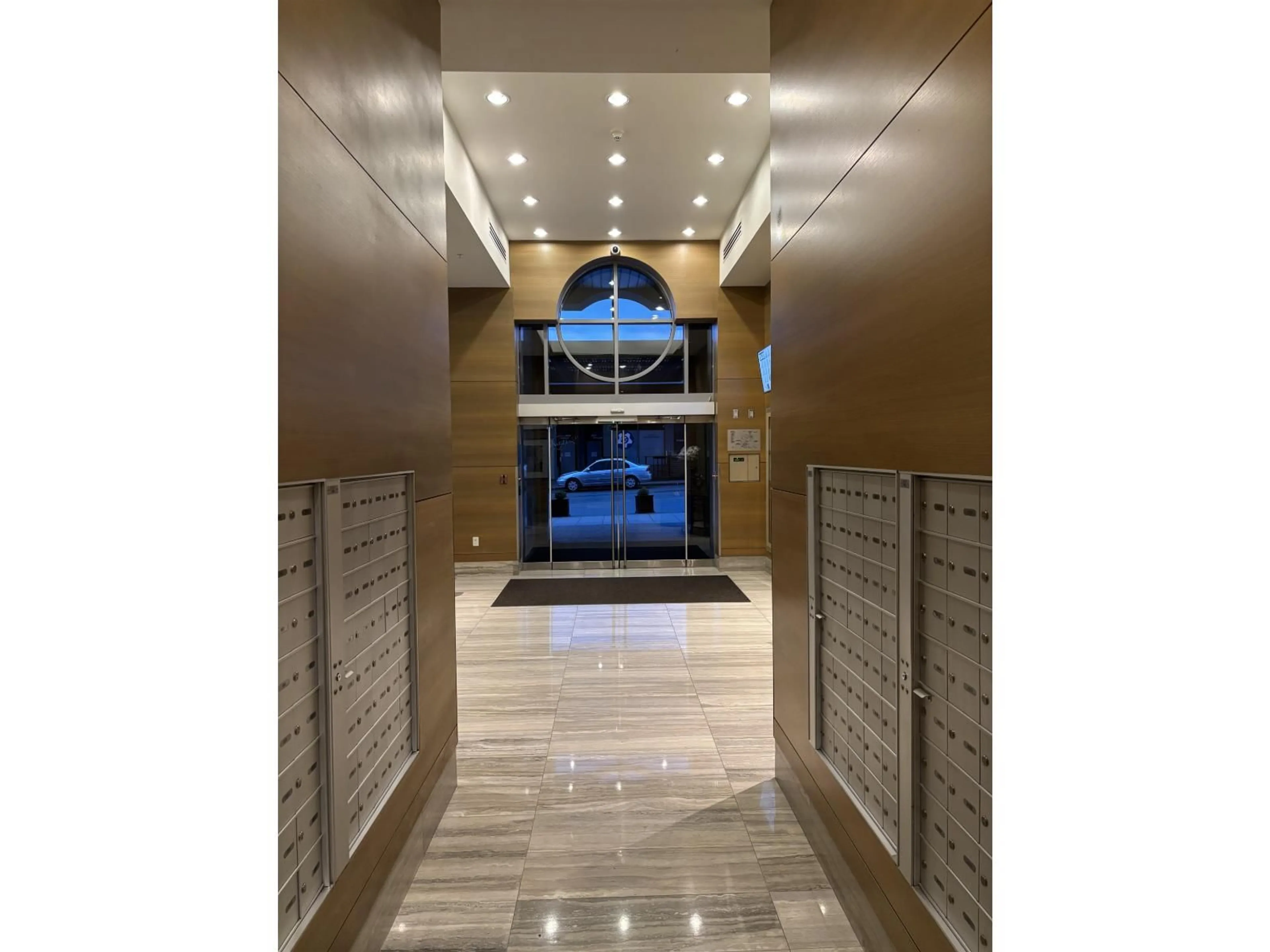 Indoor foyer for 905 - 15152 RUSSELL AVENUE, White Rock British Columbia V4B0A3