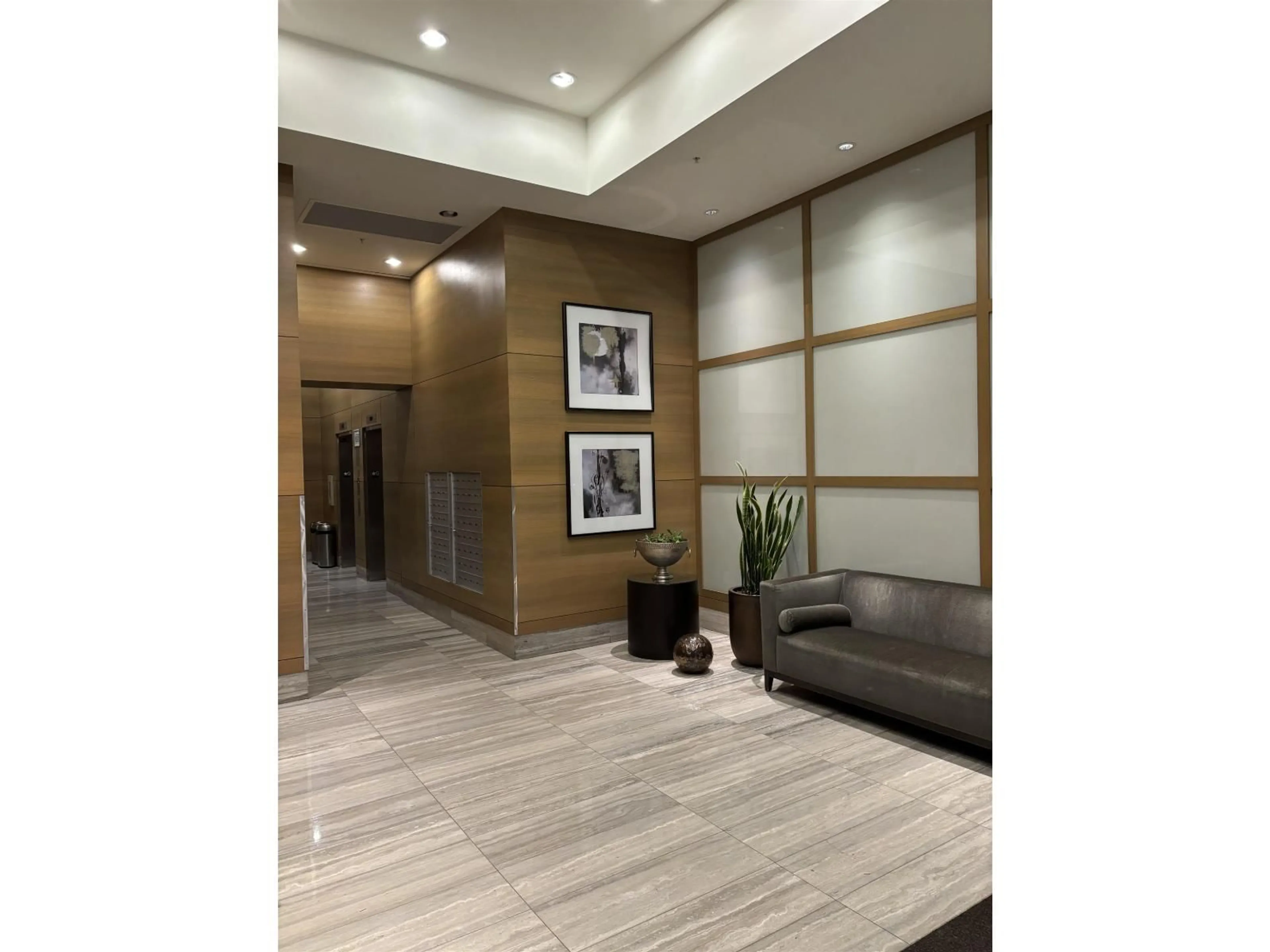 Lobby for 905 - 15152 RUSSELL AVENUE, White Rock British Columbia V4B0A3