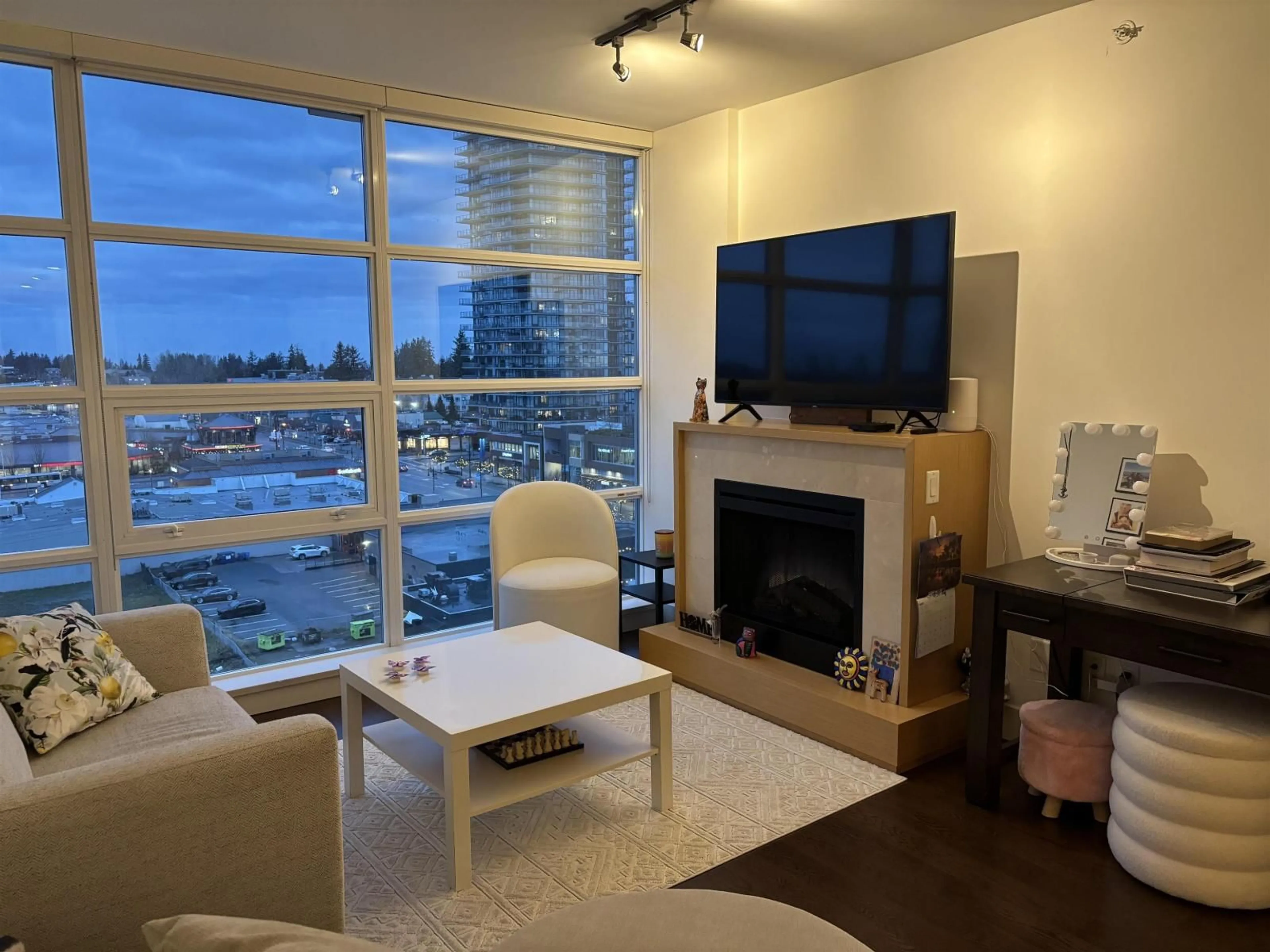 Living room with furniture, unknown for 905 - 15152 RUSSELL AVENUE, White Rock British Columbia V4B0A3