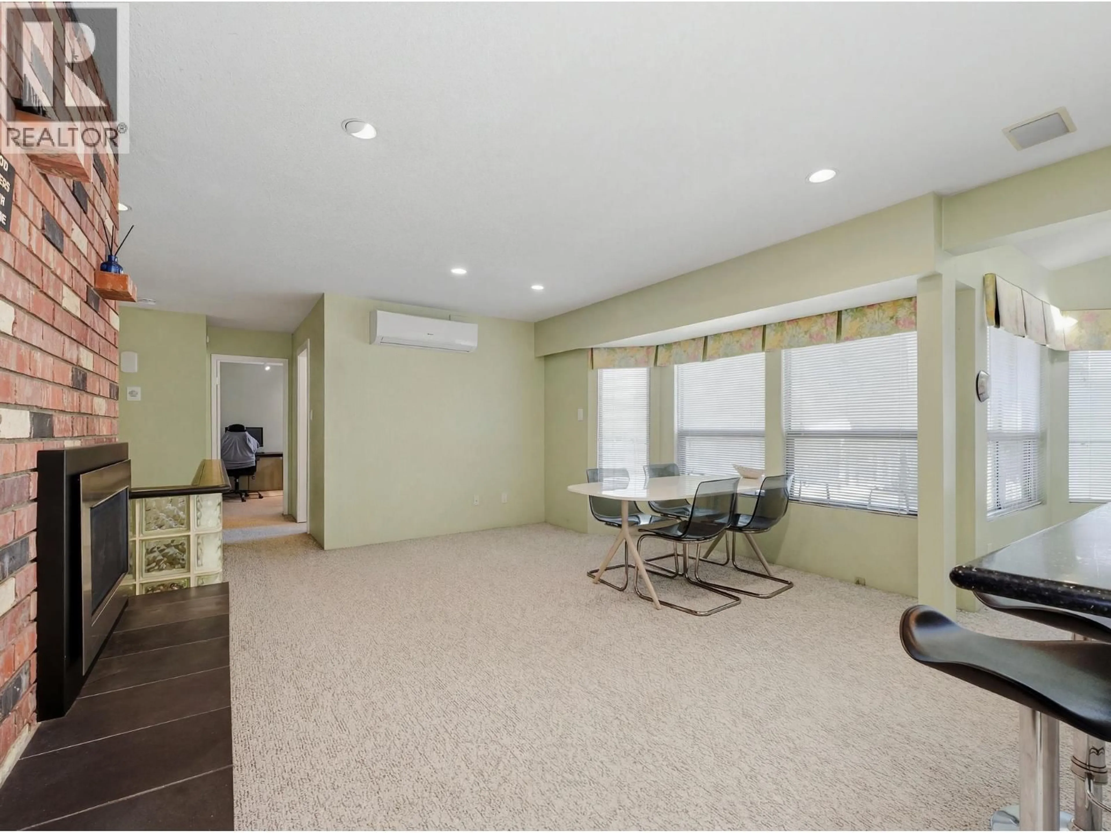 A pic of a room for 4264 FITZGERALD AVENUE, Burnaby British Columbia V5G3R8