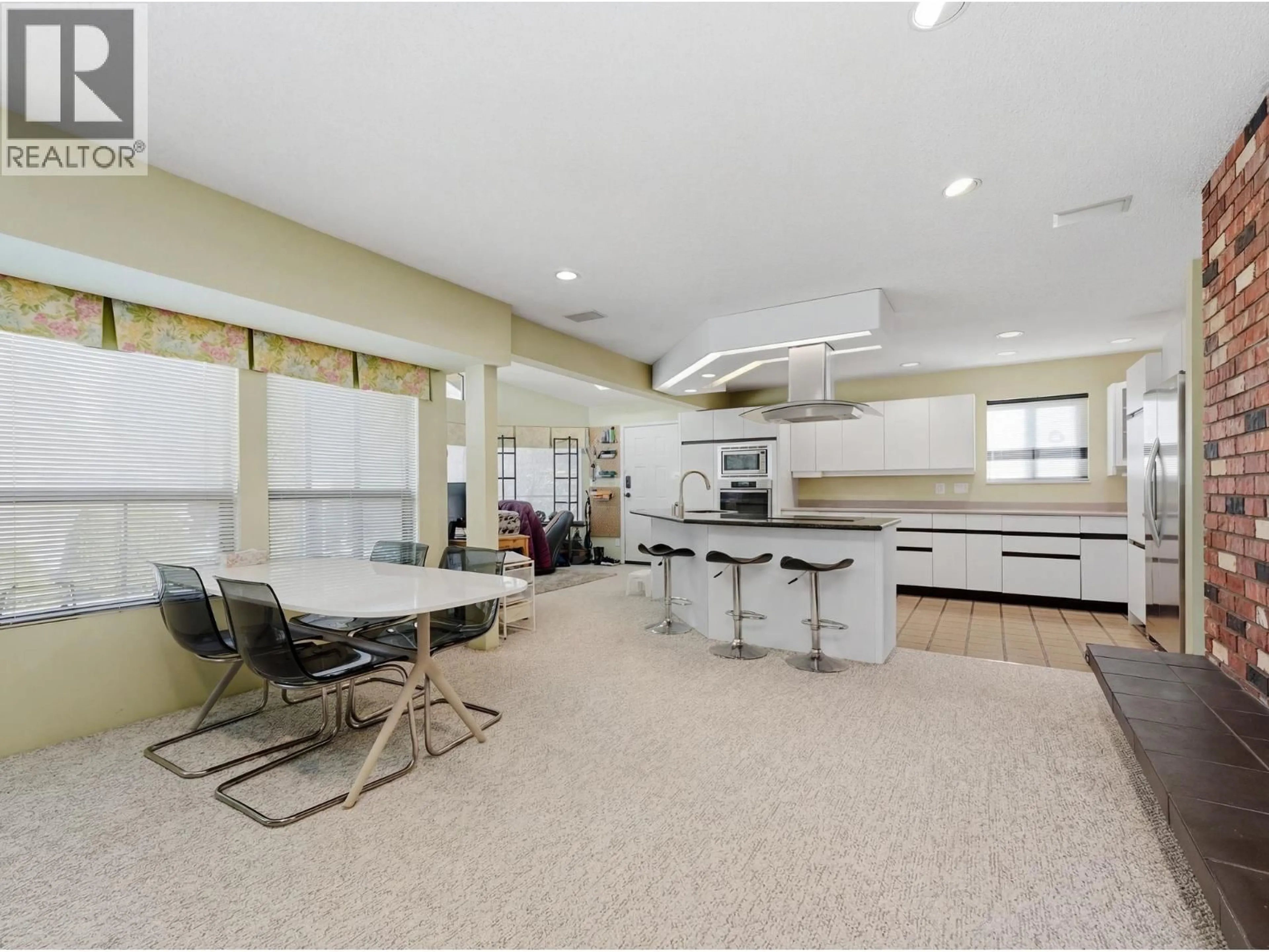 Kitchen with laundary machines, unknown for 4264 FITZGERALD AVENUE, Burnaby British Columbia V5G3R8