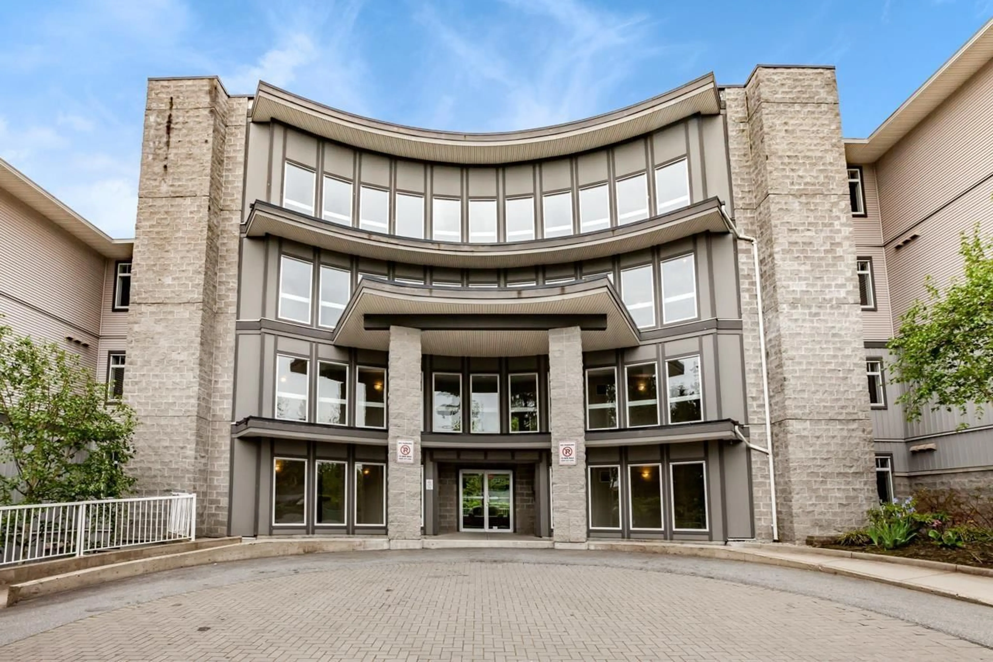 Indoor foyer for 13277 108 AVENUE, Surrey British Columbia V3T0A9
