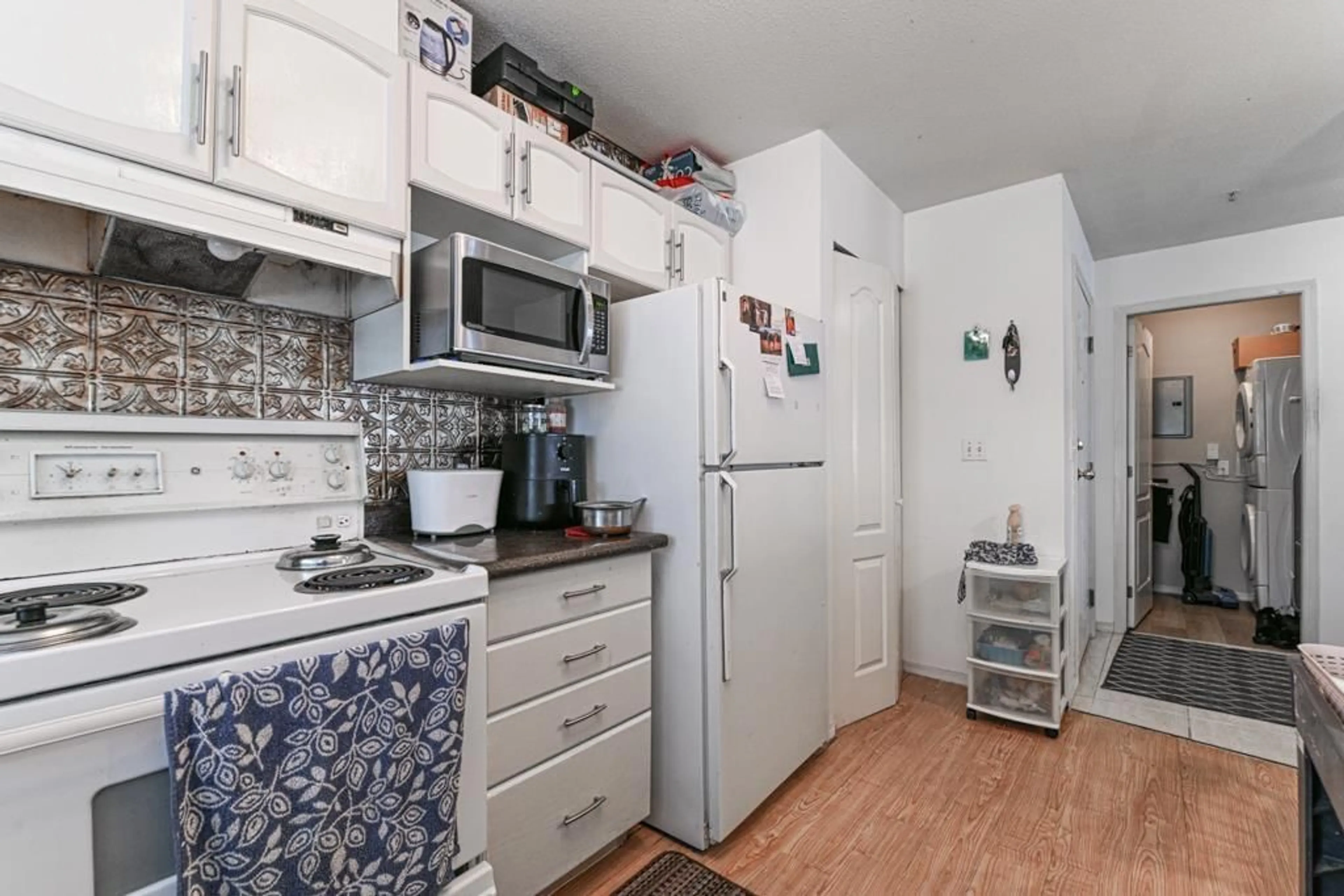 Standard kitchen, unknown for 208 - 2960 TRETHEWEY STREET, Abbotsford British Columbia V2T6P5