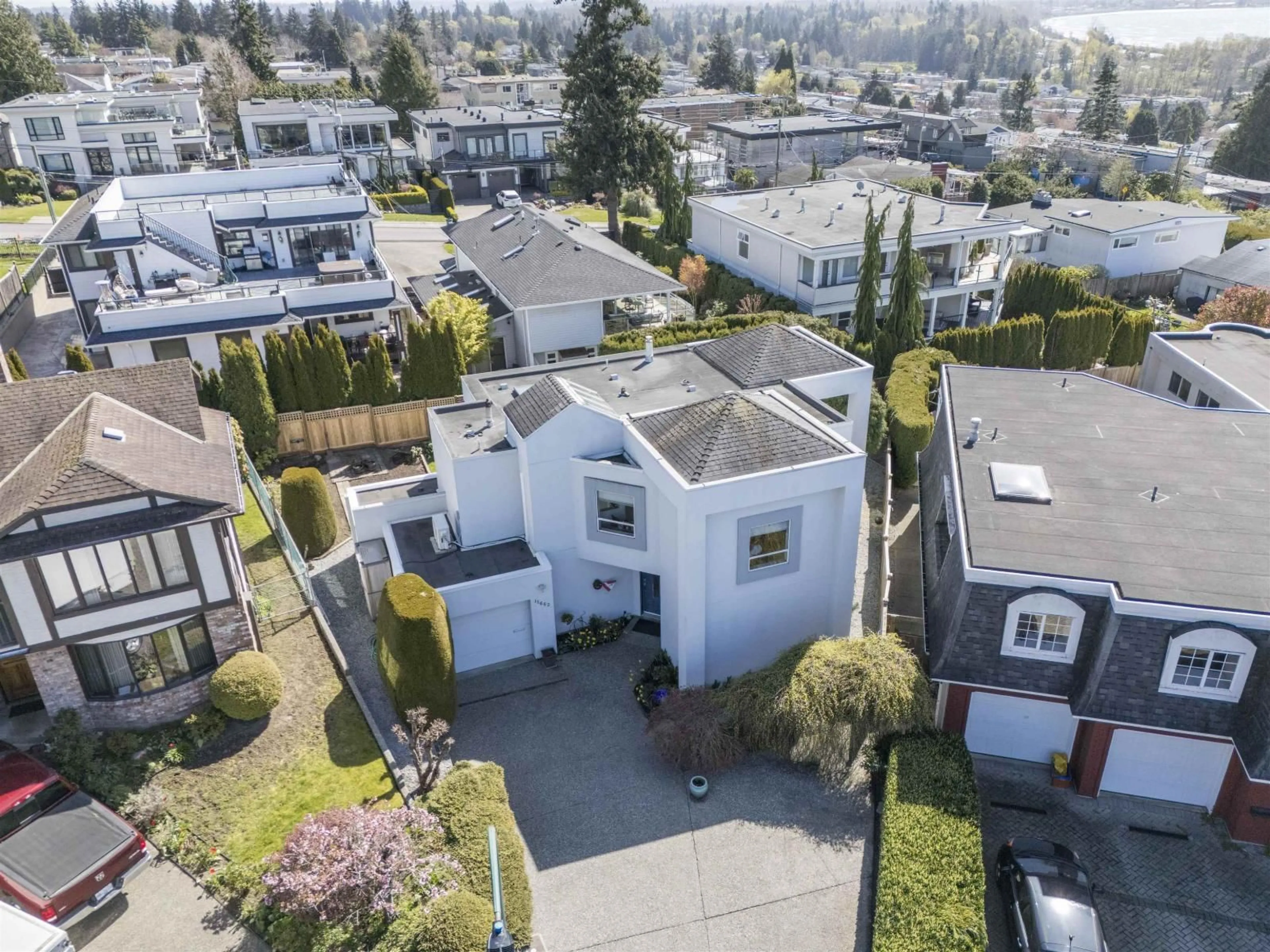 A pic from outside/outdoor area/front of a property/back of a property/a pic from drone, street for 15662 SEMIAHMOO AVENUE, White Rock British Columbia V4B1V4