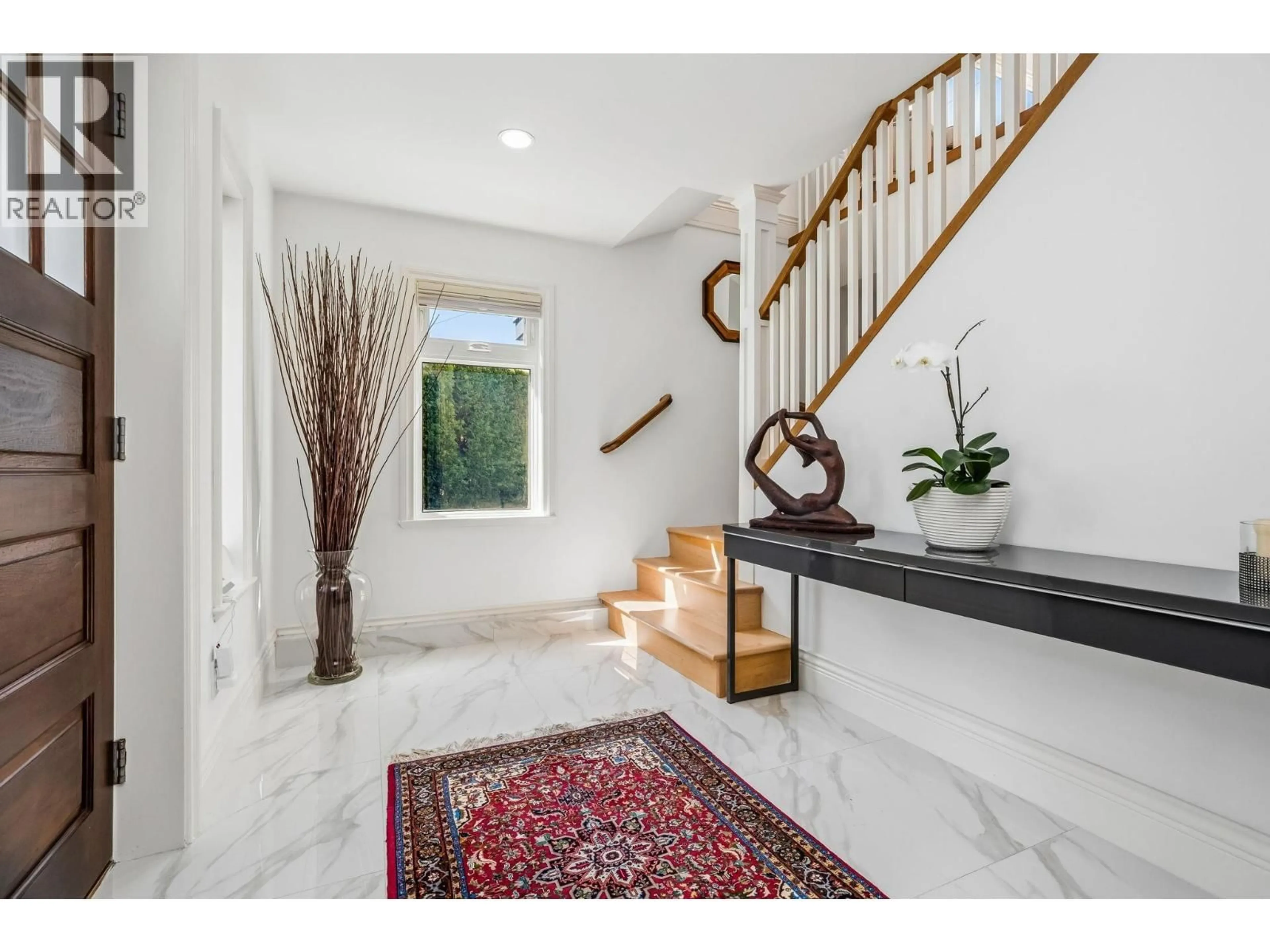 Indoor entryway for 954 TUDOR AVENUE, North Vancouver British Columbia V7R1X7