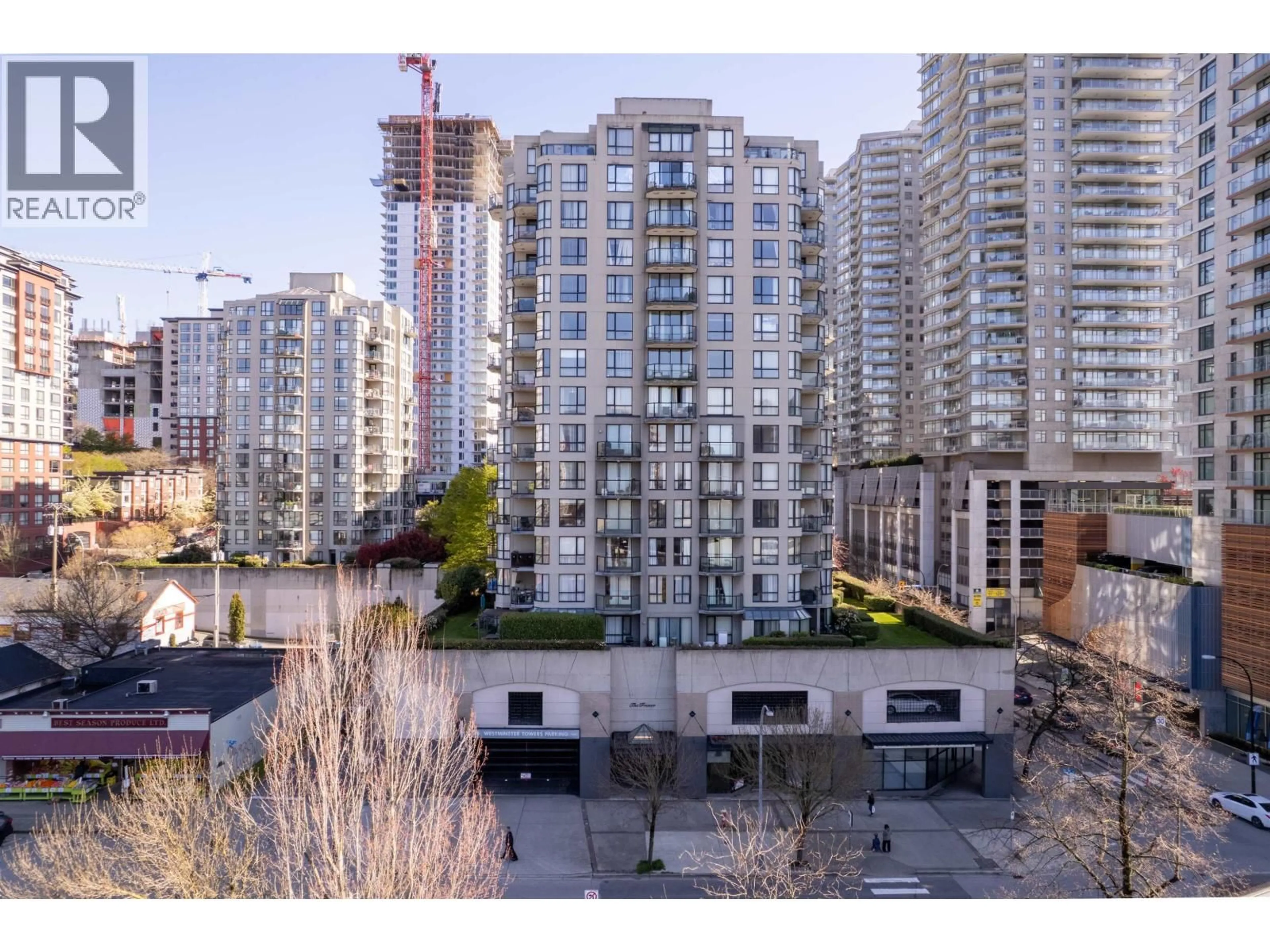 A pic from outside/outdoor area/front of a property/back of a property/a pic from drone, city buildings view from balcony for 607 - 55 TENTH STREET, New Westminster British Columbia V3M6R5