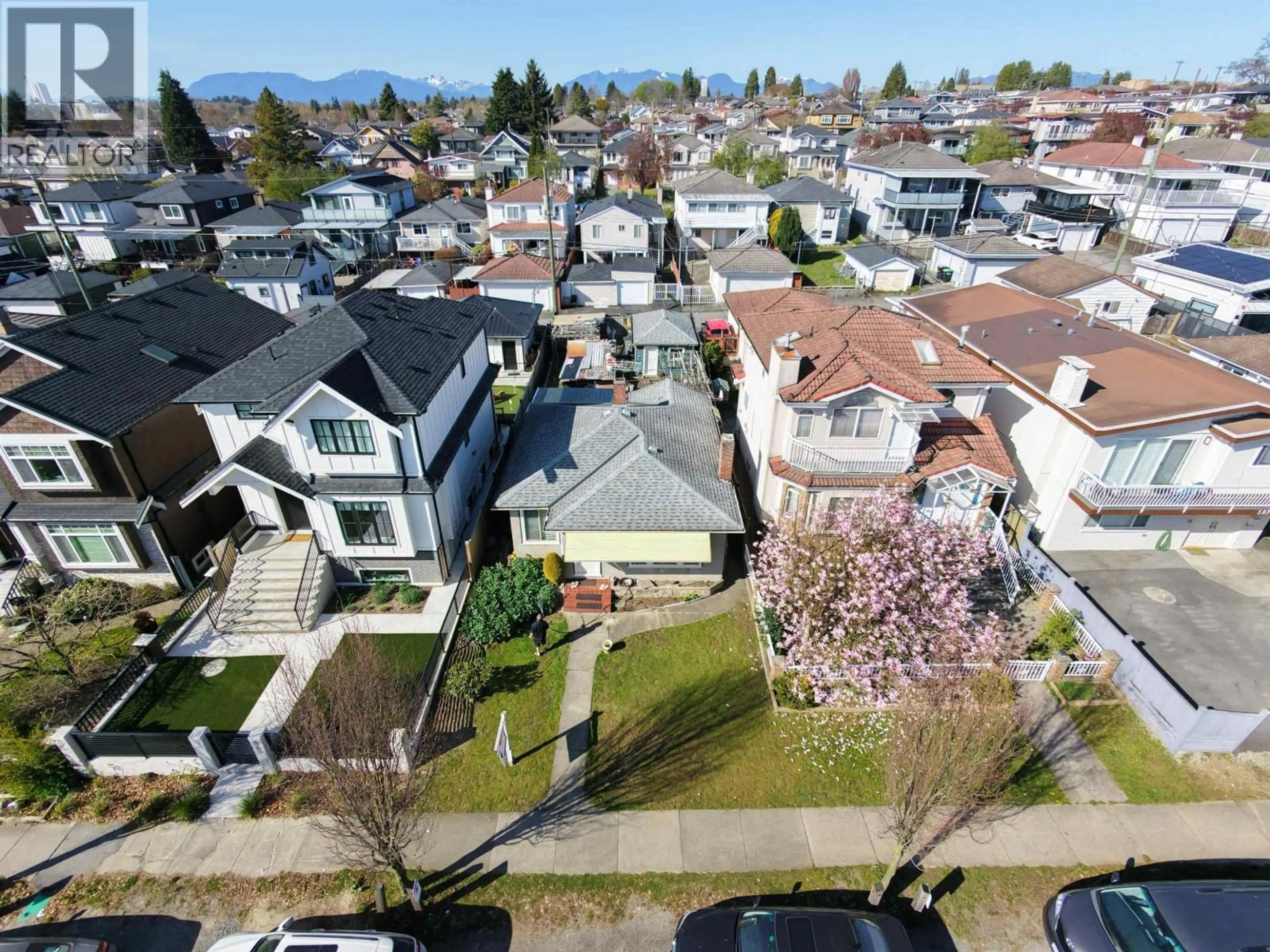 A pic from outside/outdoor area/front of a property/back of a property/a pic from drone, unknown for 571 57TH AVENUE, Vancouver British Columbia V5X1T1