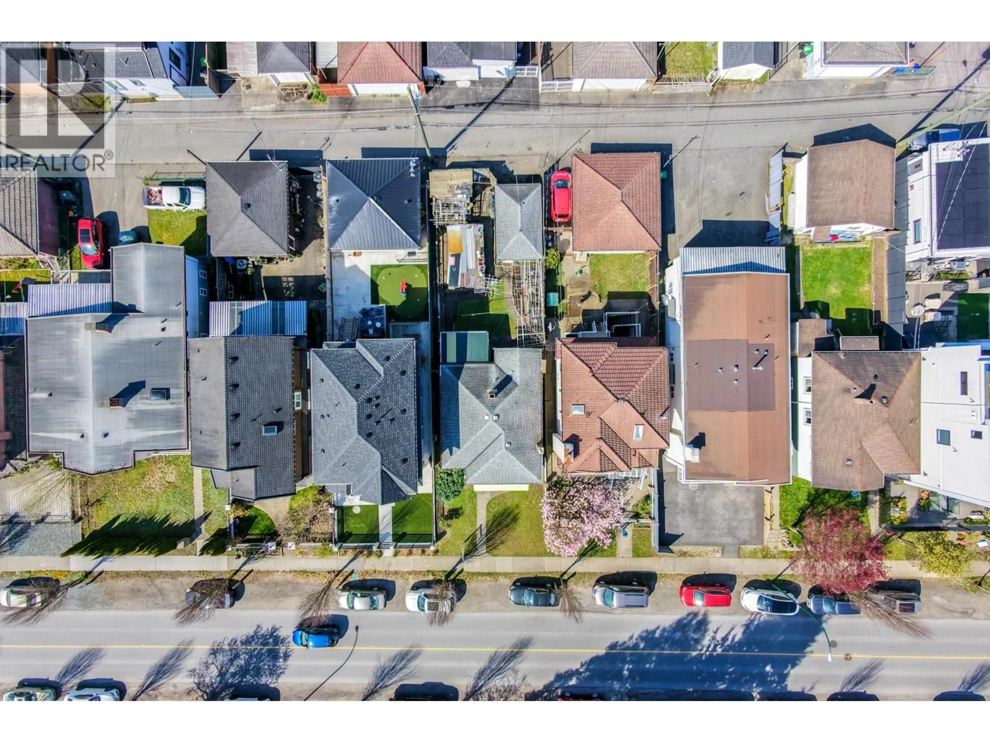 A pic from outside/outdoor area/front of a property/back of a property/a pic from drone, street for 571 57TH AVENUE, Vancouver British Columbia V5X1T1