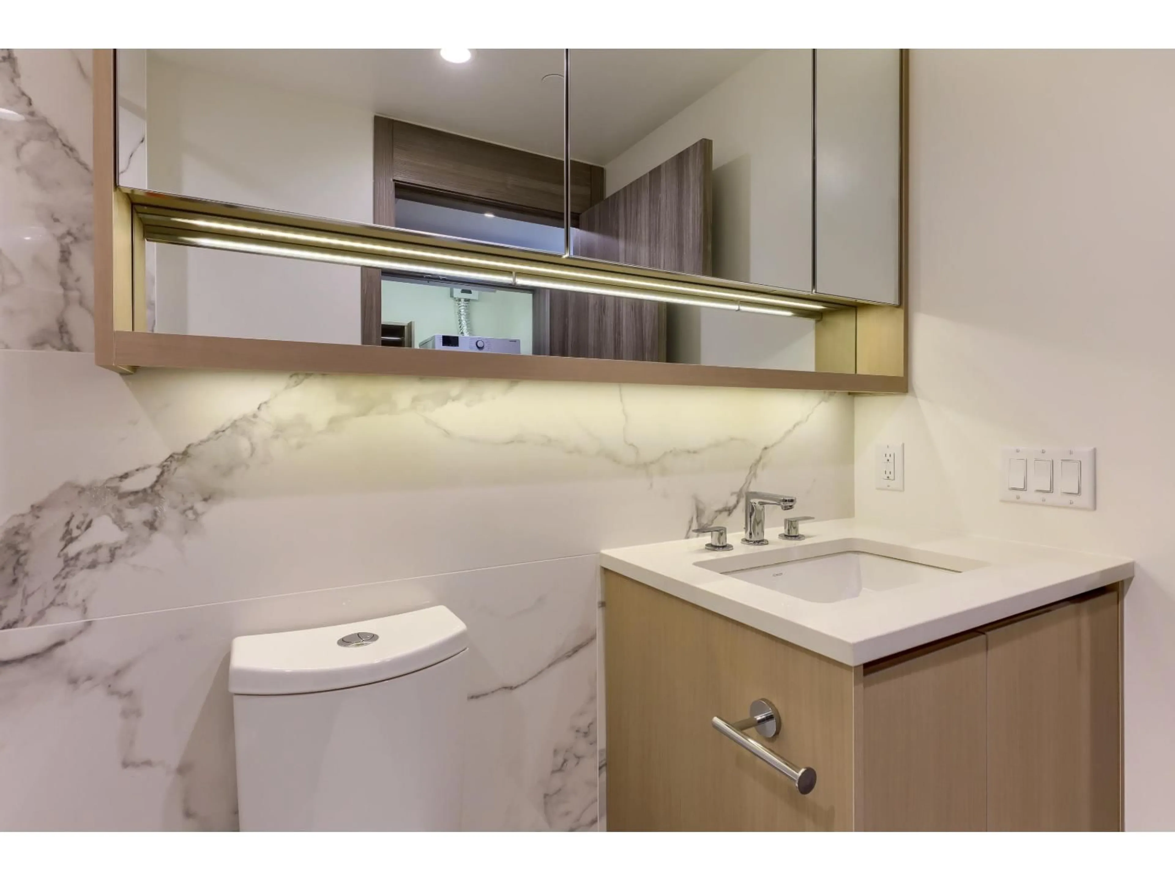 Standard bathroom, ceramic/tile floor for 2106 - 13768 100 AVENUE, Surrey British Columbia V3T0V2