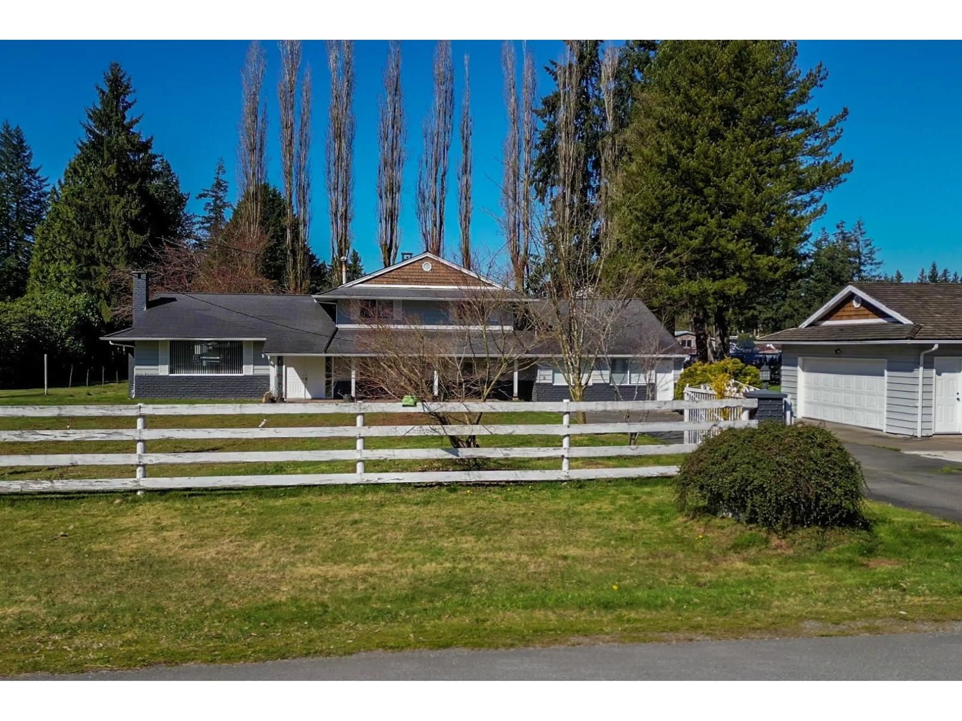 A pic from outside/outdoor area/front of a property/back of a property/a pic from drone, street for 5535 250 STREET, Langley British Columbia V4W1E8