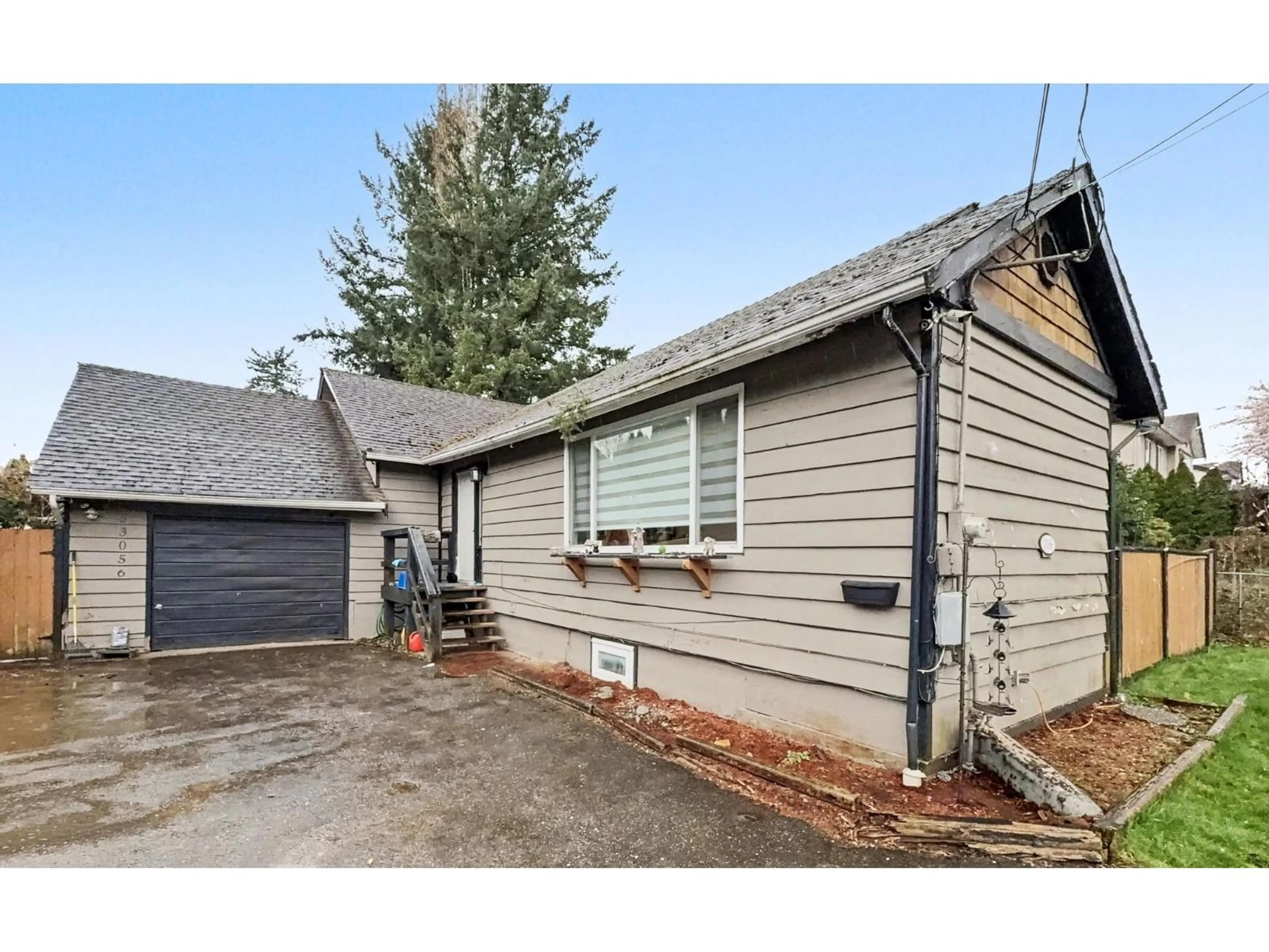 Home with vinyl exterior material, street for 33056 CHERRY AVENUE, Mission British Columbia V2V2T9