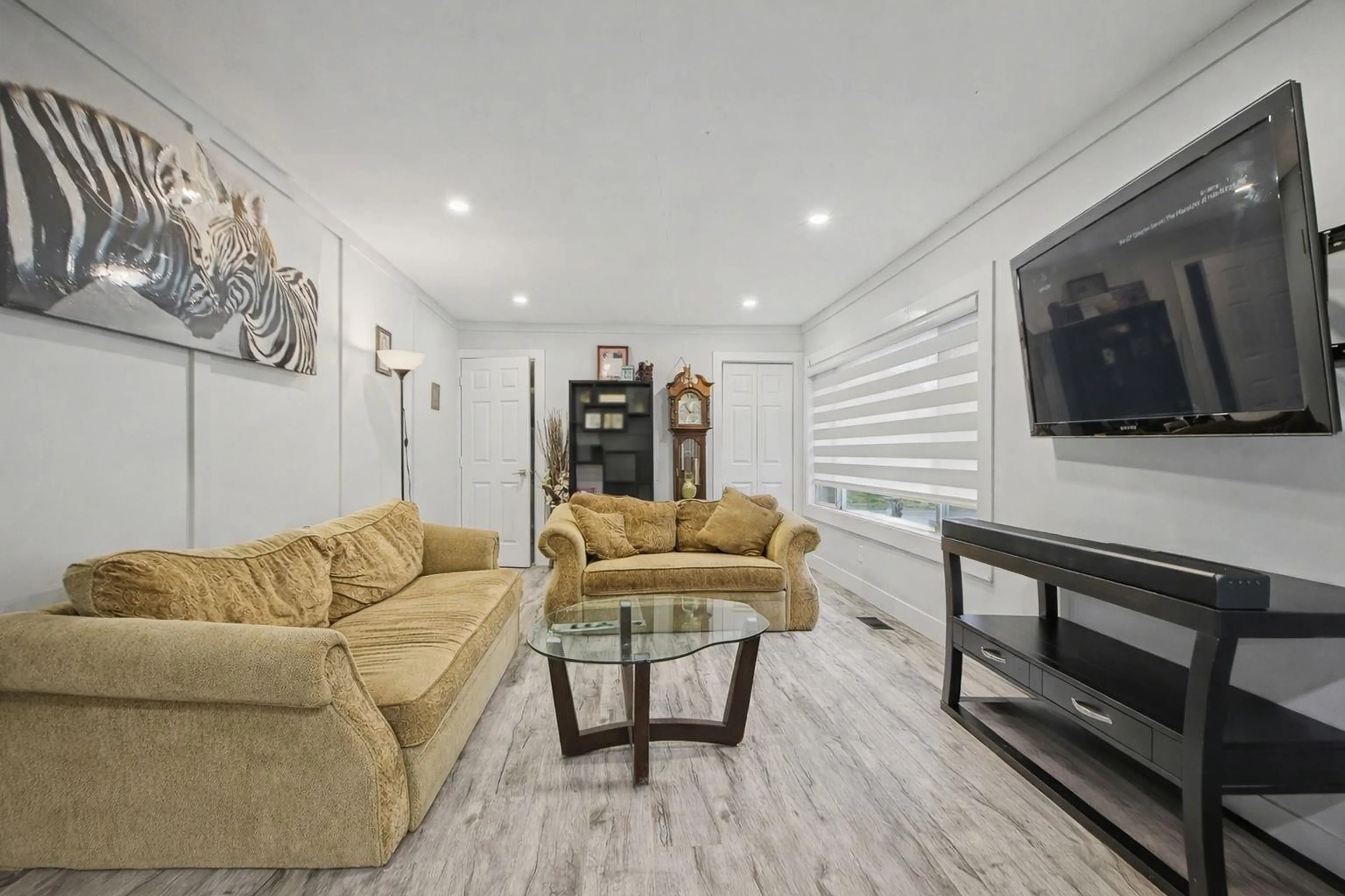 Living room with furniture, unknown for 33056 CHERRY AVENUE, Mission British Columbia V2V2T9