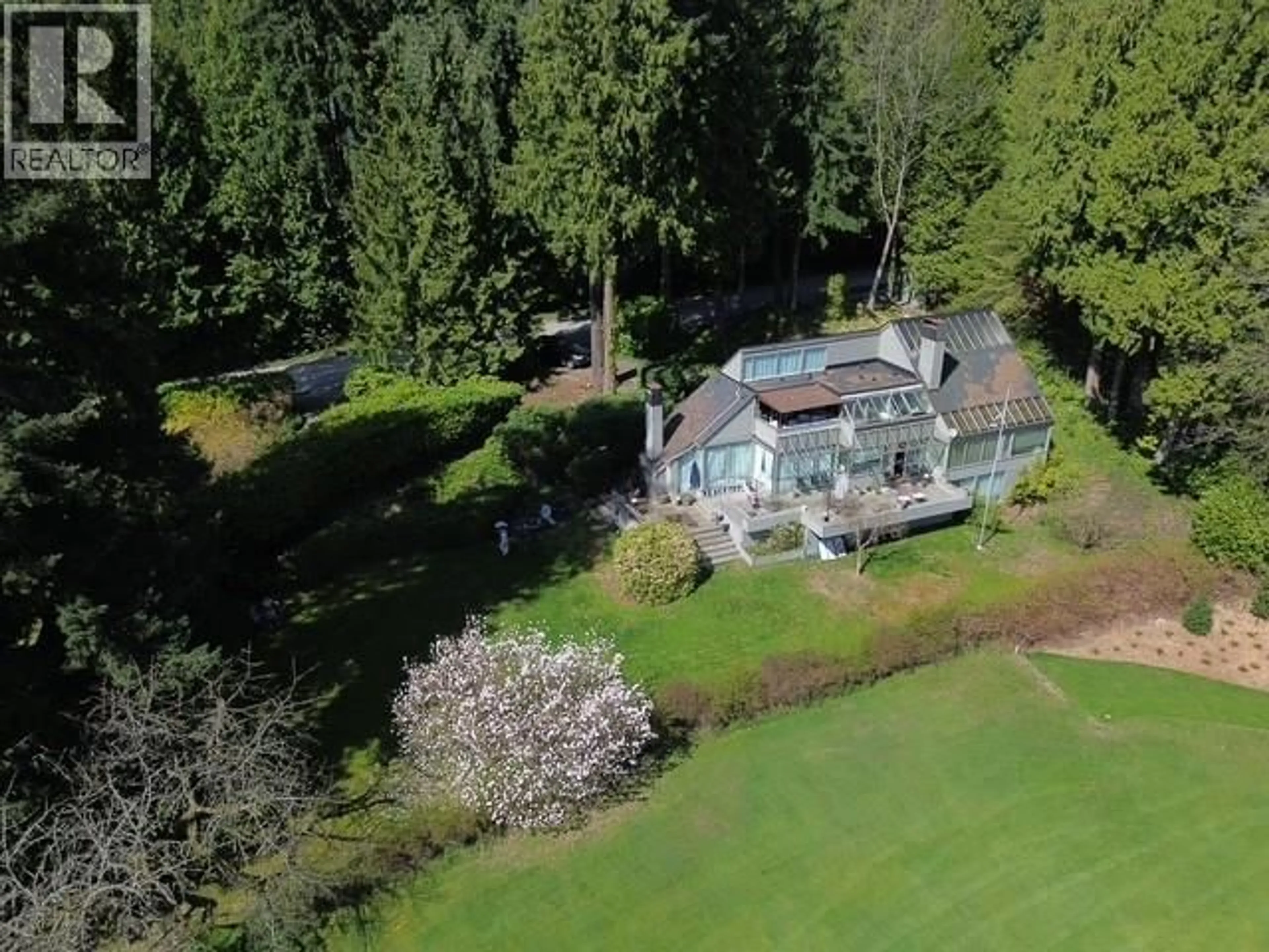 A pic from outside/outdoor area/front of a property/back of a property/a pic from drone, unknown for 460 SOUTHBOROUGH DRIVE, West Vancouver British Columbia V7S1M1
