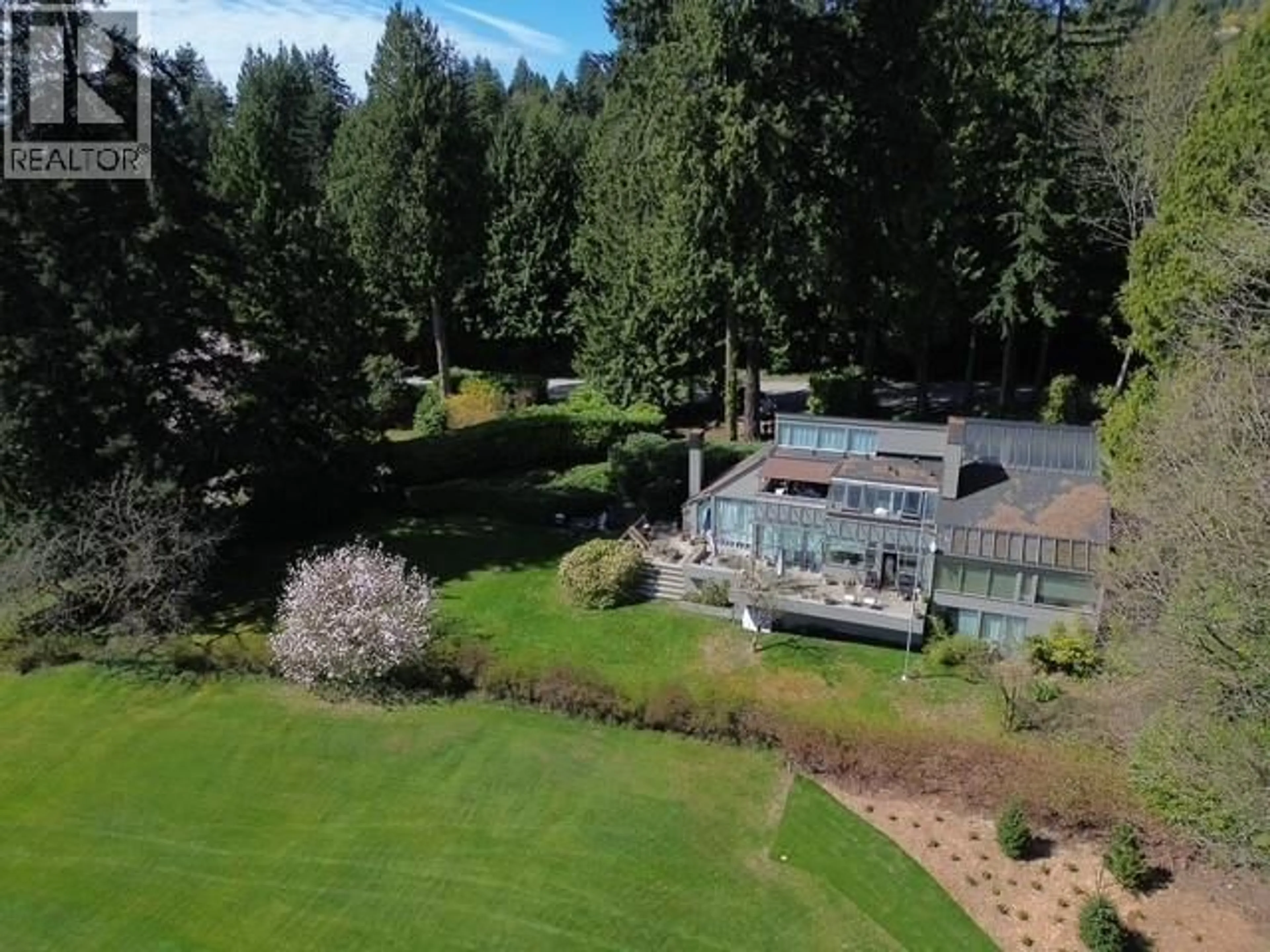 A pic from outside/outdoor area/front of a property/back of a property/a pic from drone, water/lake/river/ocean view for 460 SOUTHBOROUGH DRIVE, West Vancouver British Columbia V7S1M1