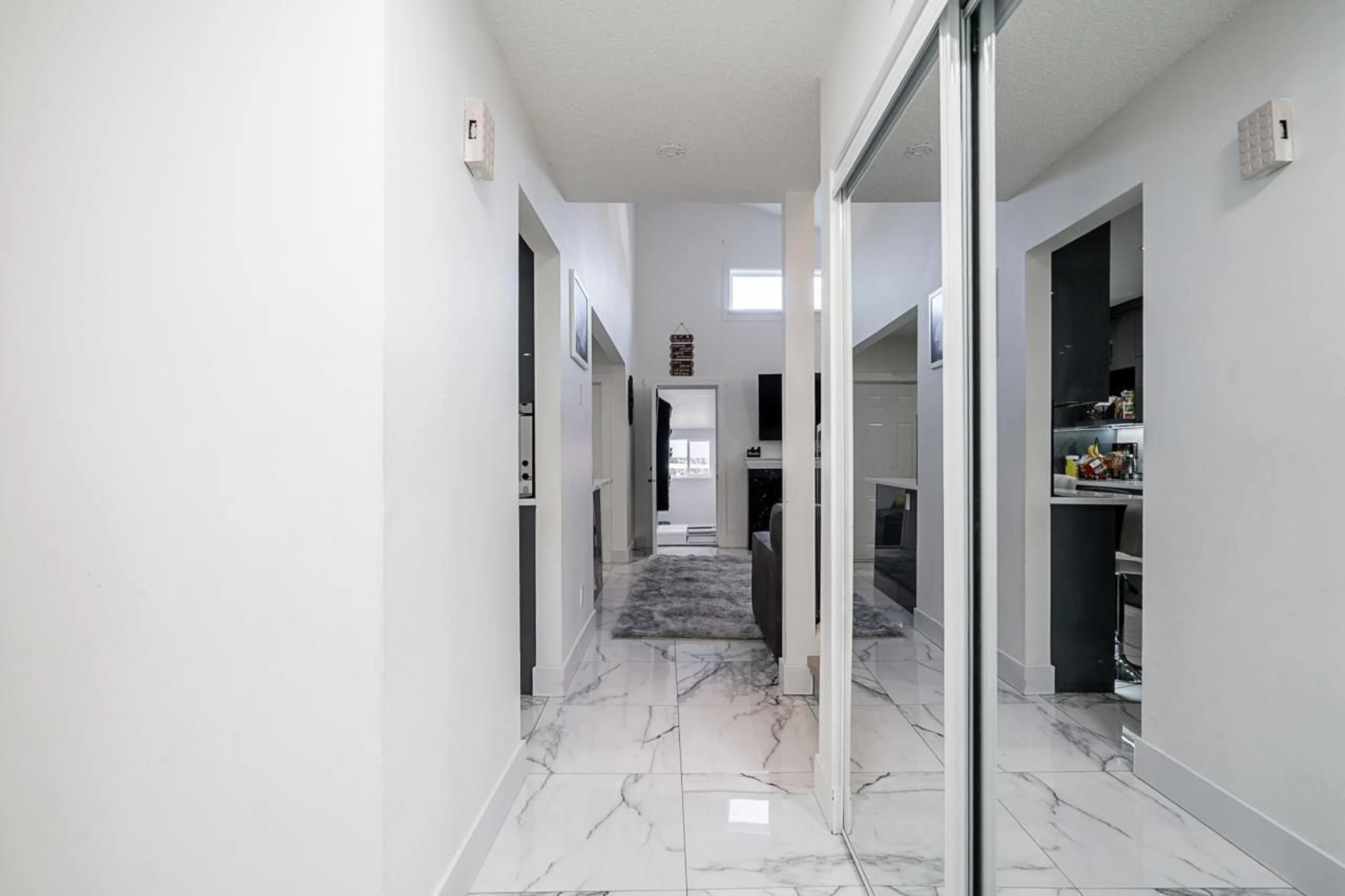 Indoor foyer for 13941 80A AVENUE, Surrey British Columbia V3W6P5