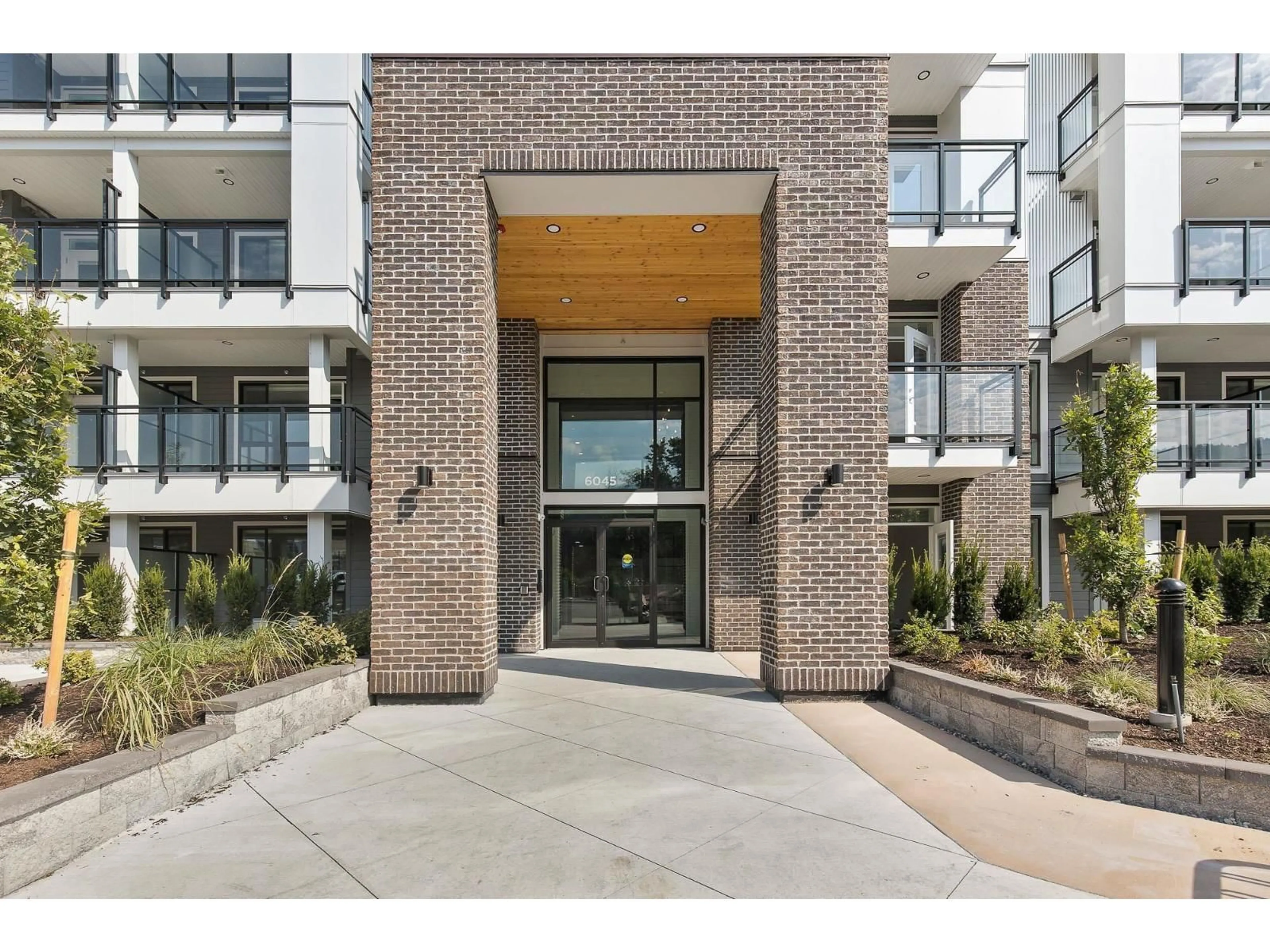 Indoor foyer for 506 - 6045 CHILLIWACK RIVER ROAD, Chilliwack British Columbia V2R6L5