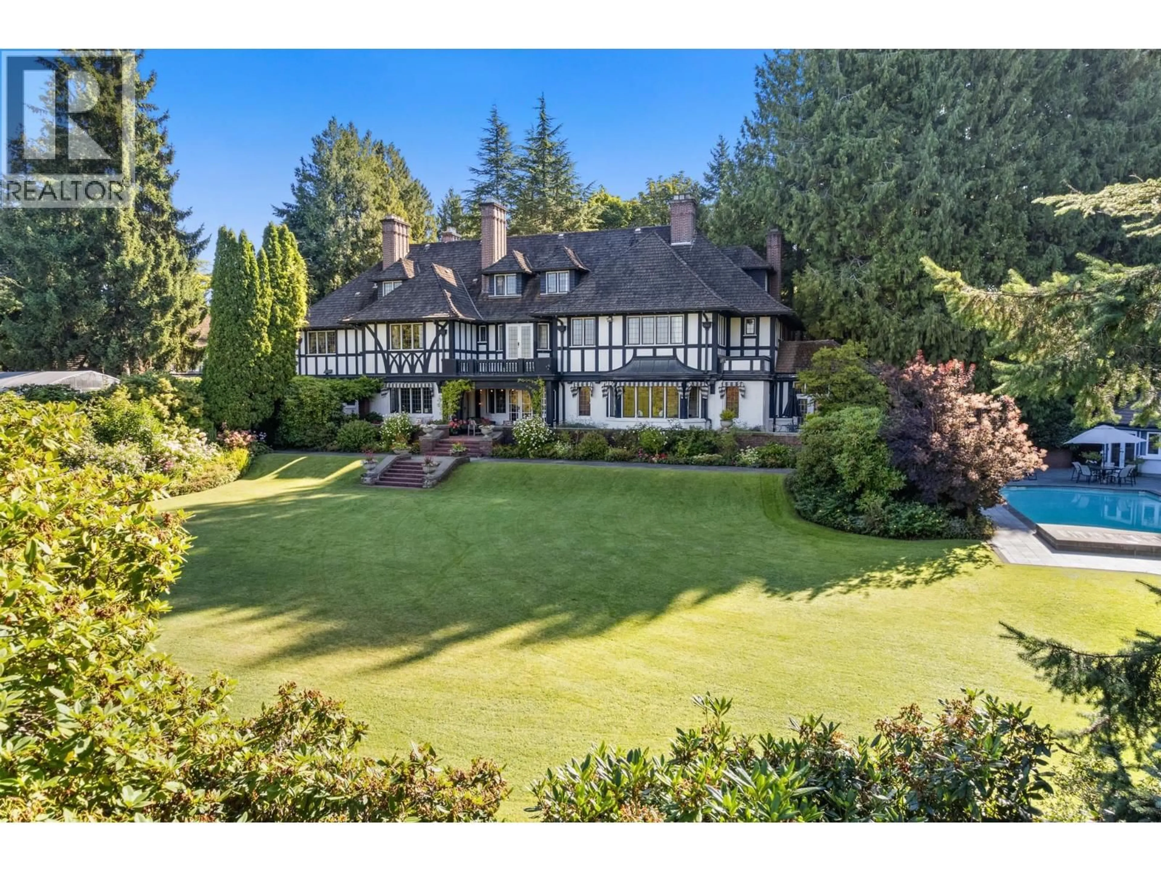 A pic from outside/outdoor area/front of a property/back of a property/a pic from drone, unknown for 2206 MARINE DRIVE, Vancouver British Columbia V6P6C2
