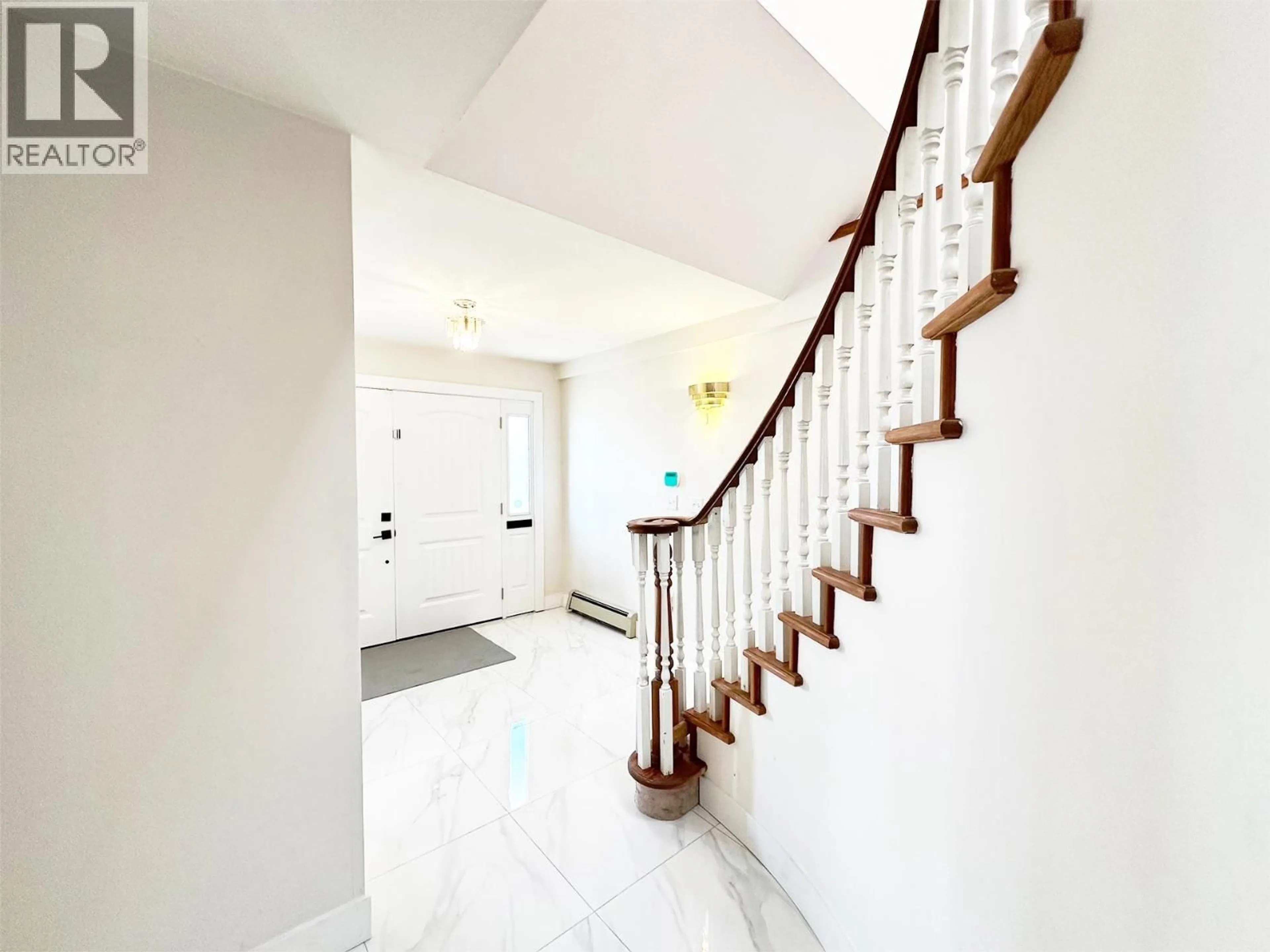 Indoor foyer for 7674 HILDA STREET, Burnaby British Columbia V3N3H7