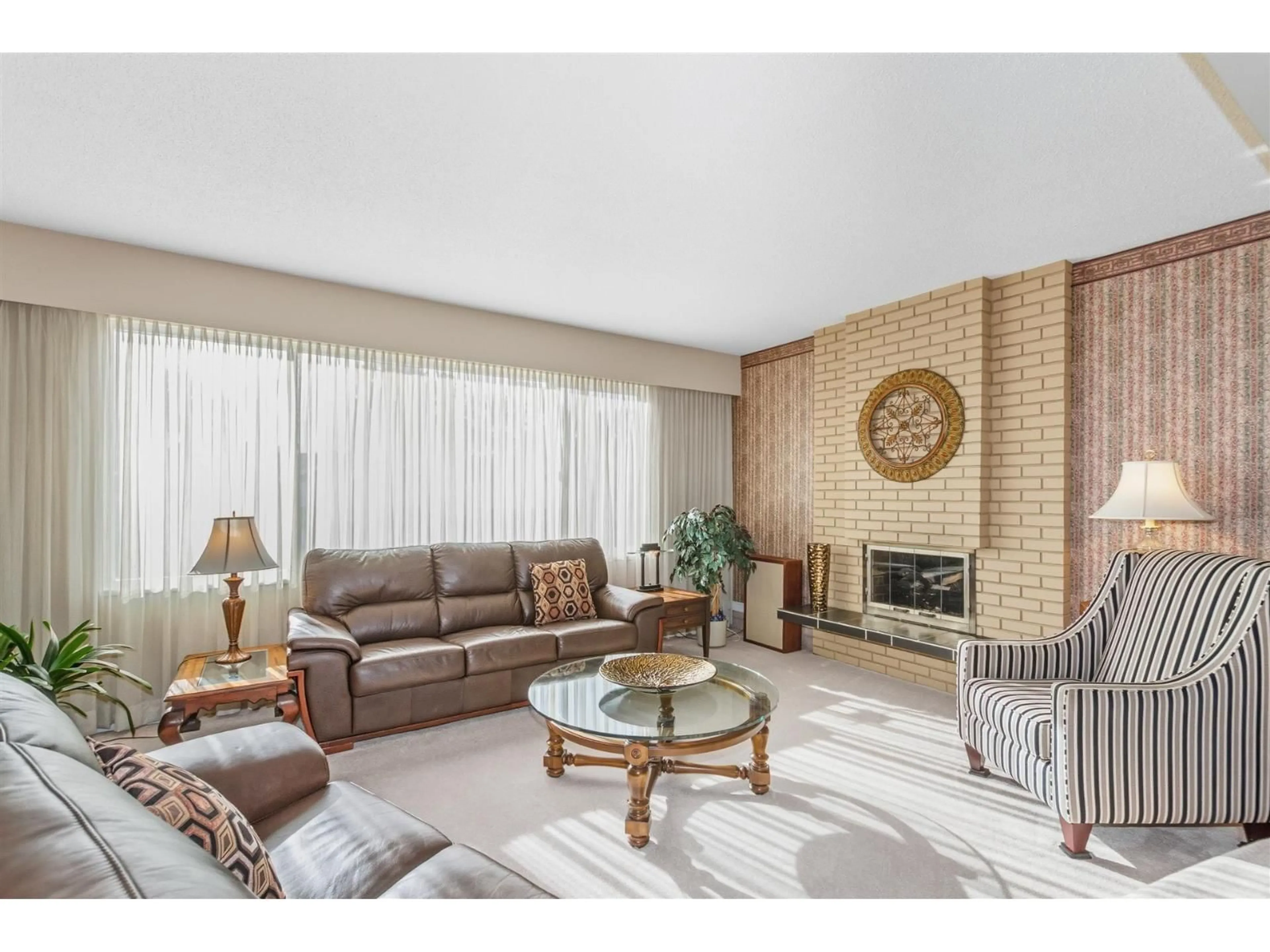 Living room with furniture, unknown for 11935 82A AVENUE, Delta British Columbia V4C3P6