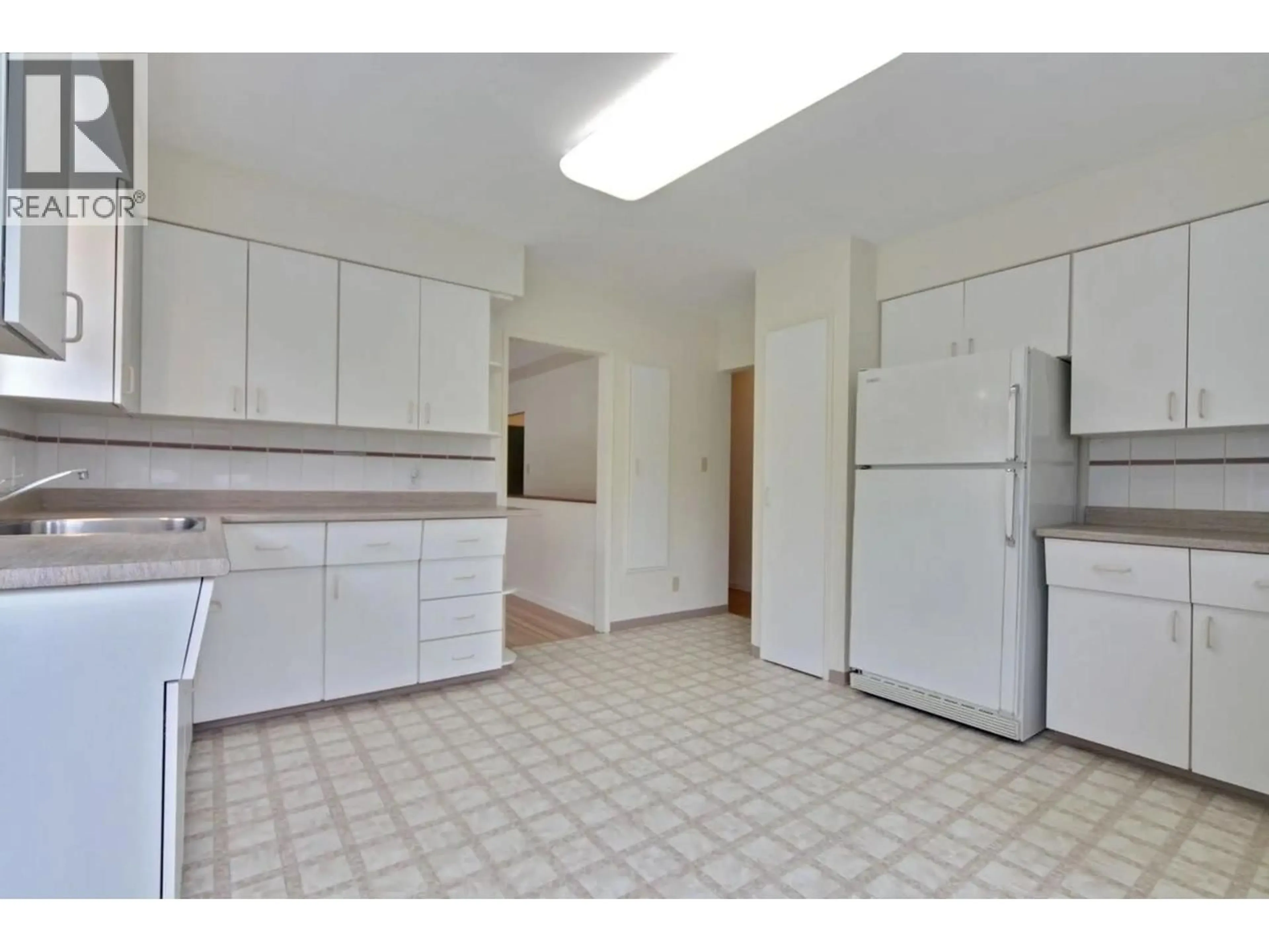 Standard kitchen, unknown for 1025 CLEMENTS AVENUE, North Vancouver British Columbia V7R2L3