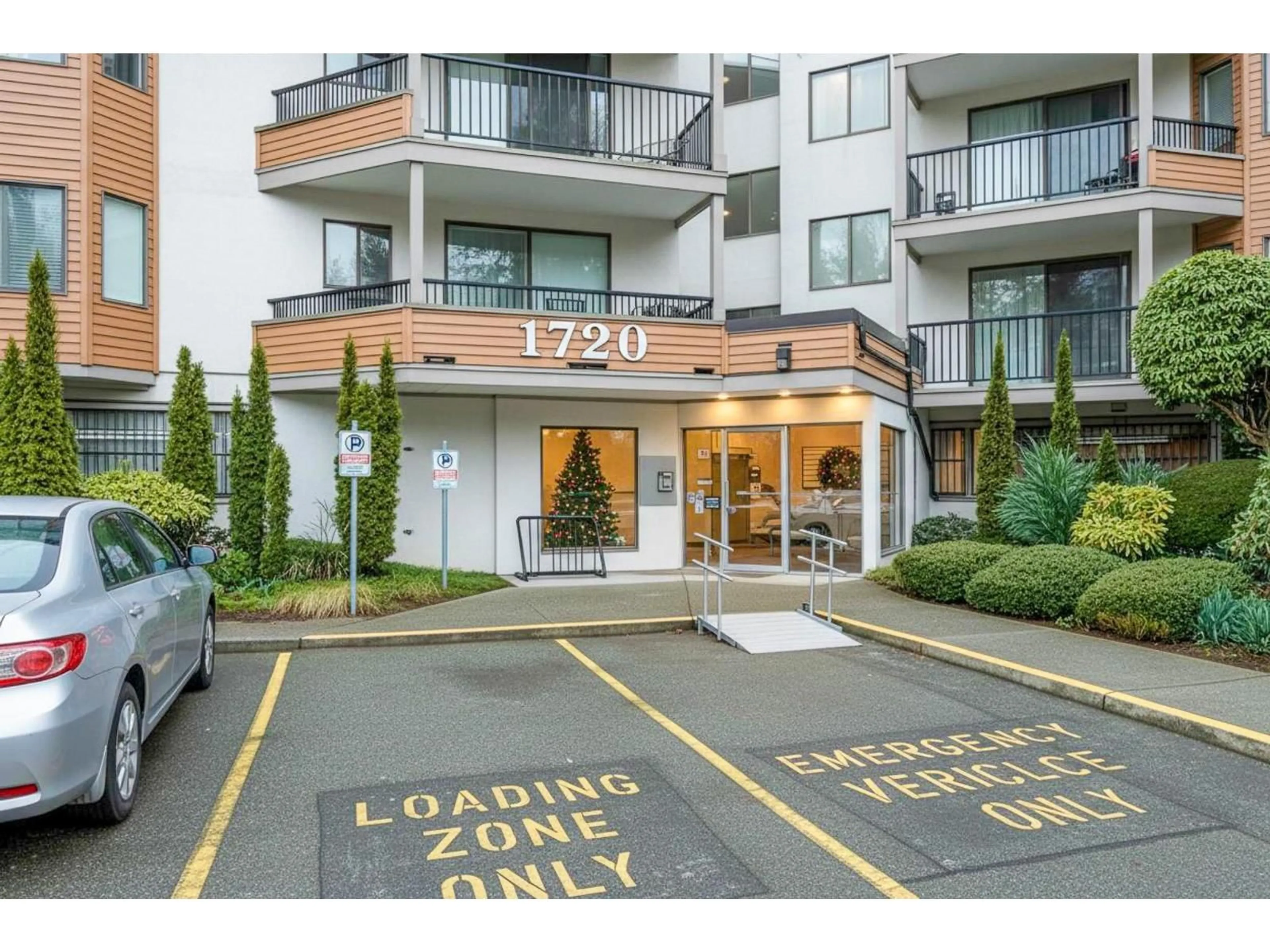 Indoor entryway for 112 - 1720 SOUTHMERE CRESCENT, Surrey British Columbia V4A6E3