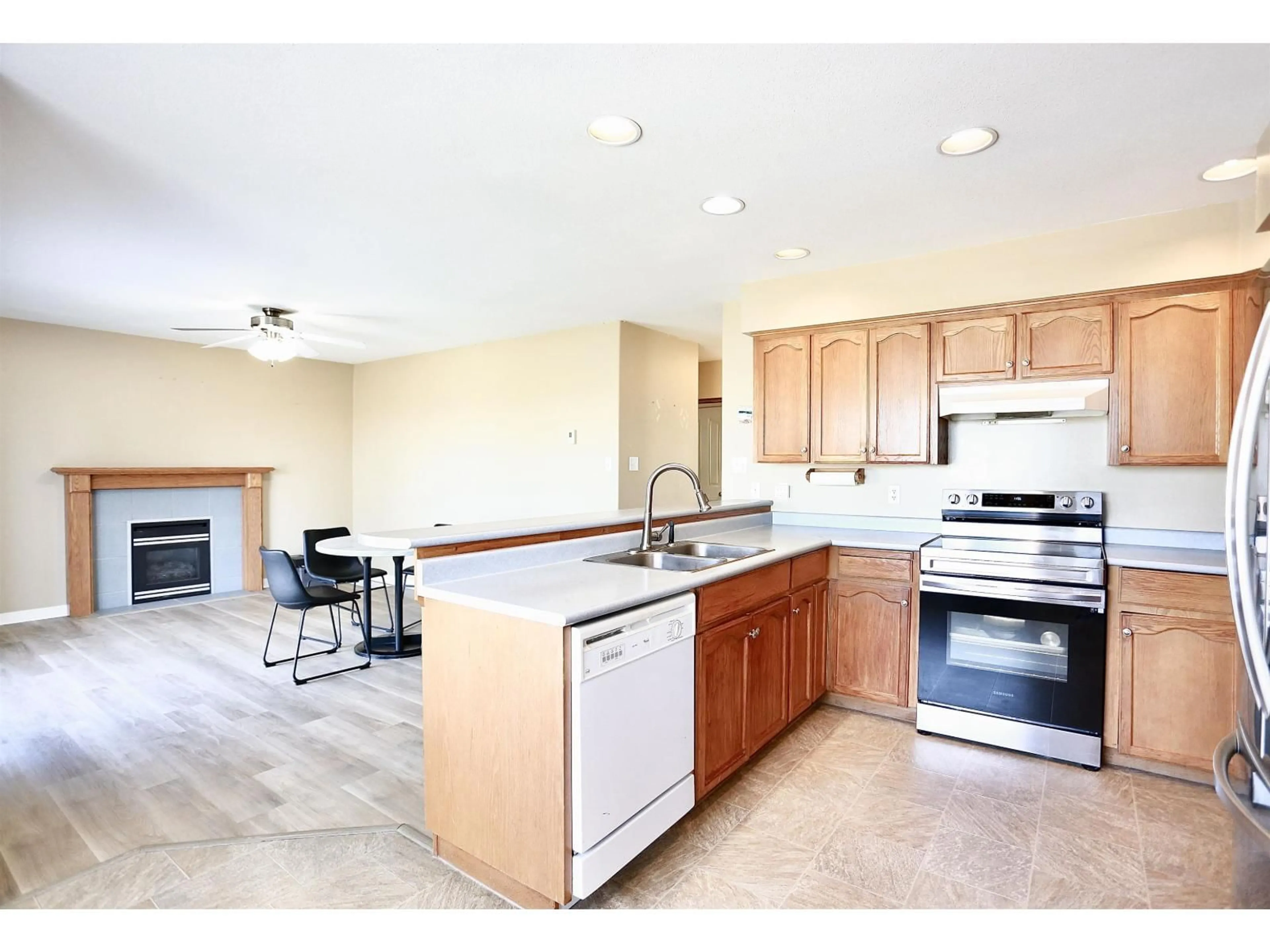 Open concept kitchen, ceramic/tile floor for 3765 LETHBRIDGE DRIVE, Abbotsford British Columbia V3G1J5