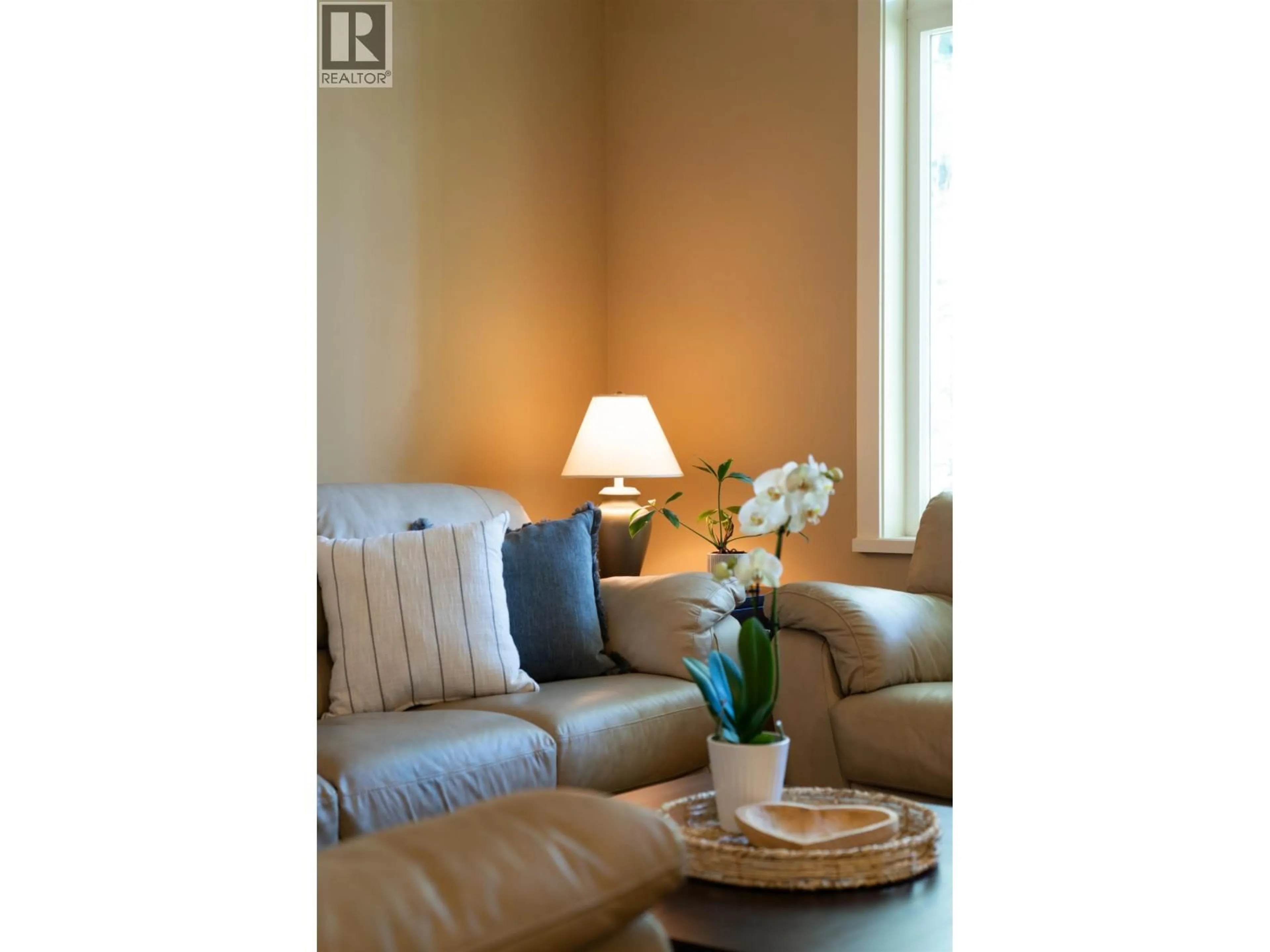 Living room with furniture, wood/laminate floor for 32 - 550 BROWNING PLACE, North Vancouver British Columbia V7H3A9