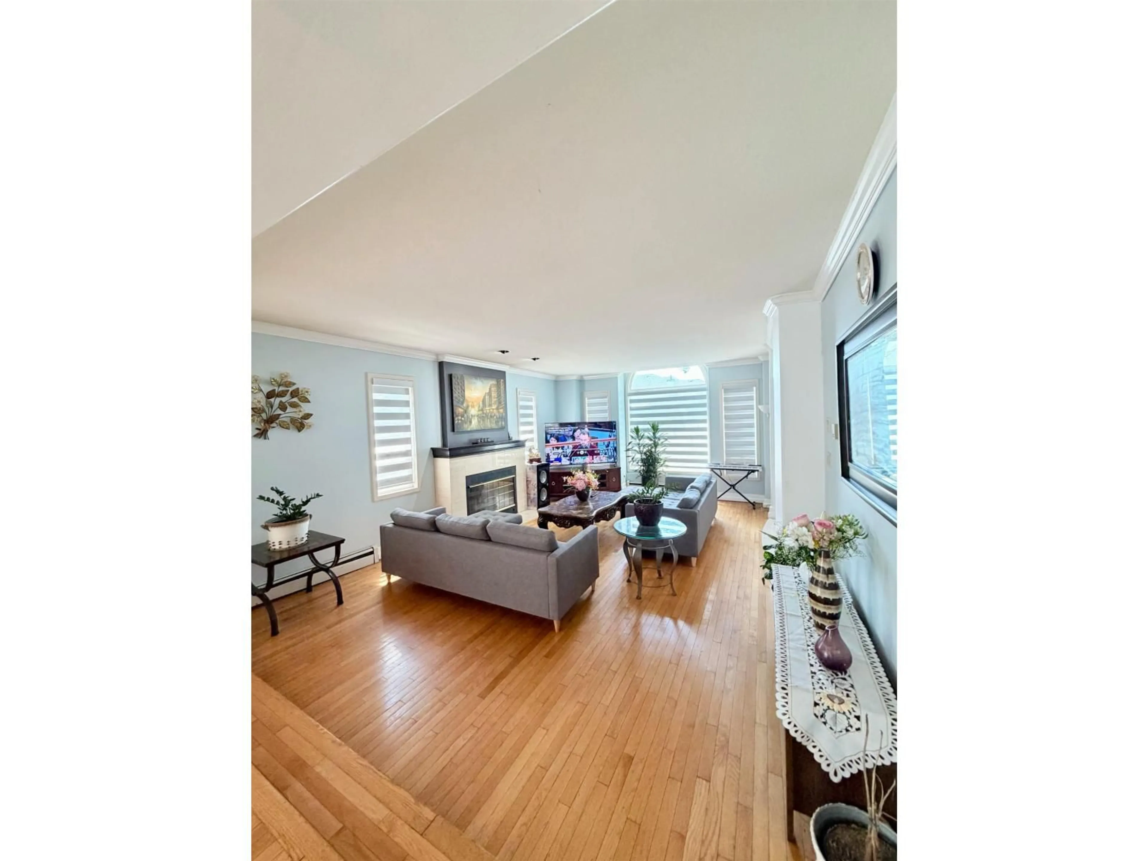 Living room with furniture, unknown for 8222 144 STREET, Surrey British Columbia V3W5T4