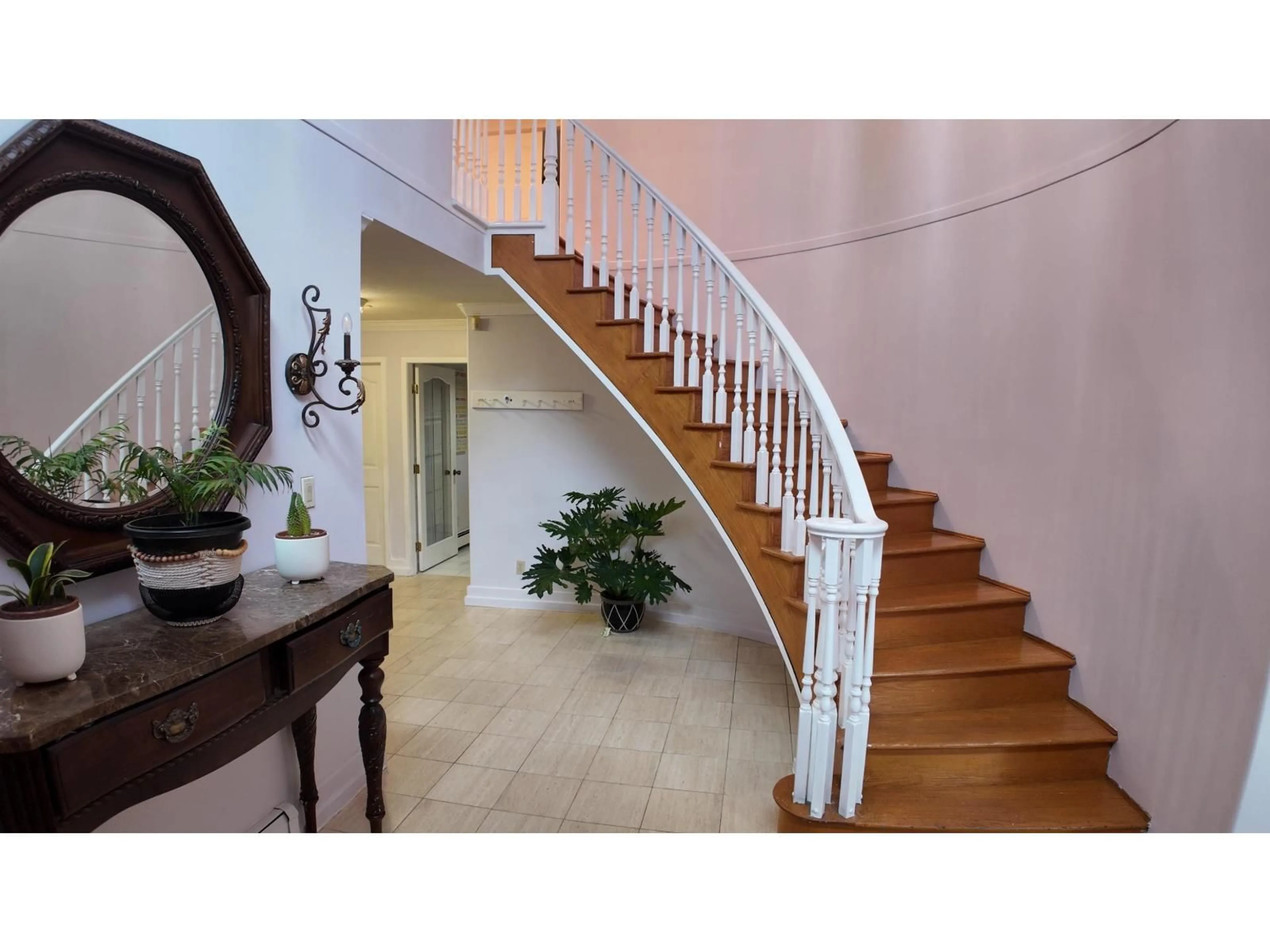 Indoor foyer for 8222 144 STREET, Surrey British Columbia V3W5T4