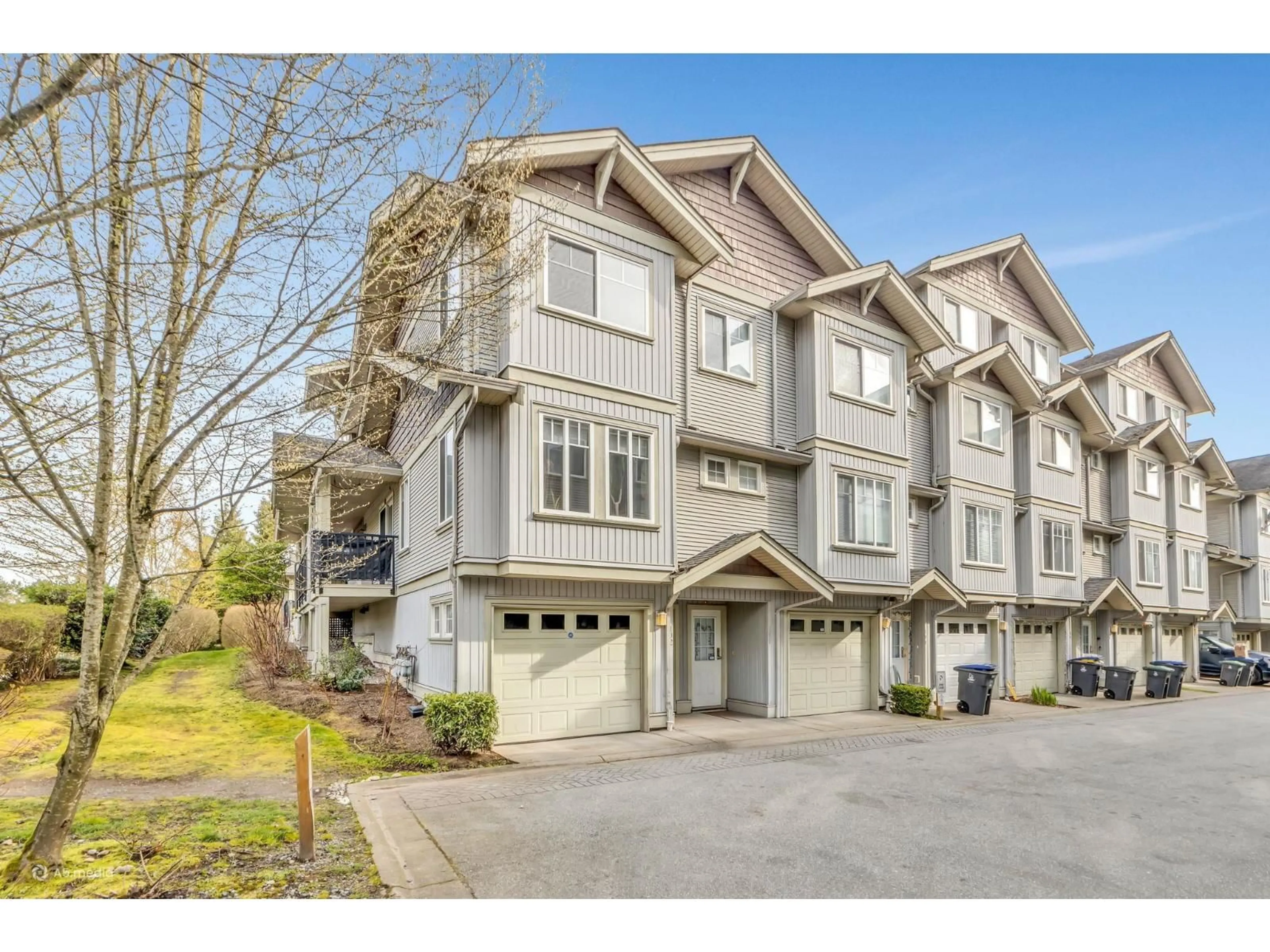 Home with vinyl exterior material, street for 102 - 12040 68 AVENUE, Surrey British Columbia V3W1P5