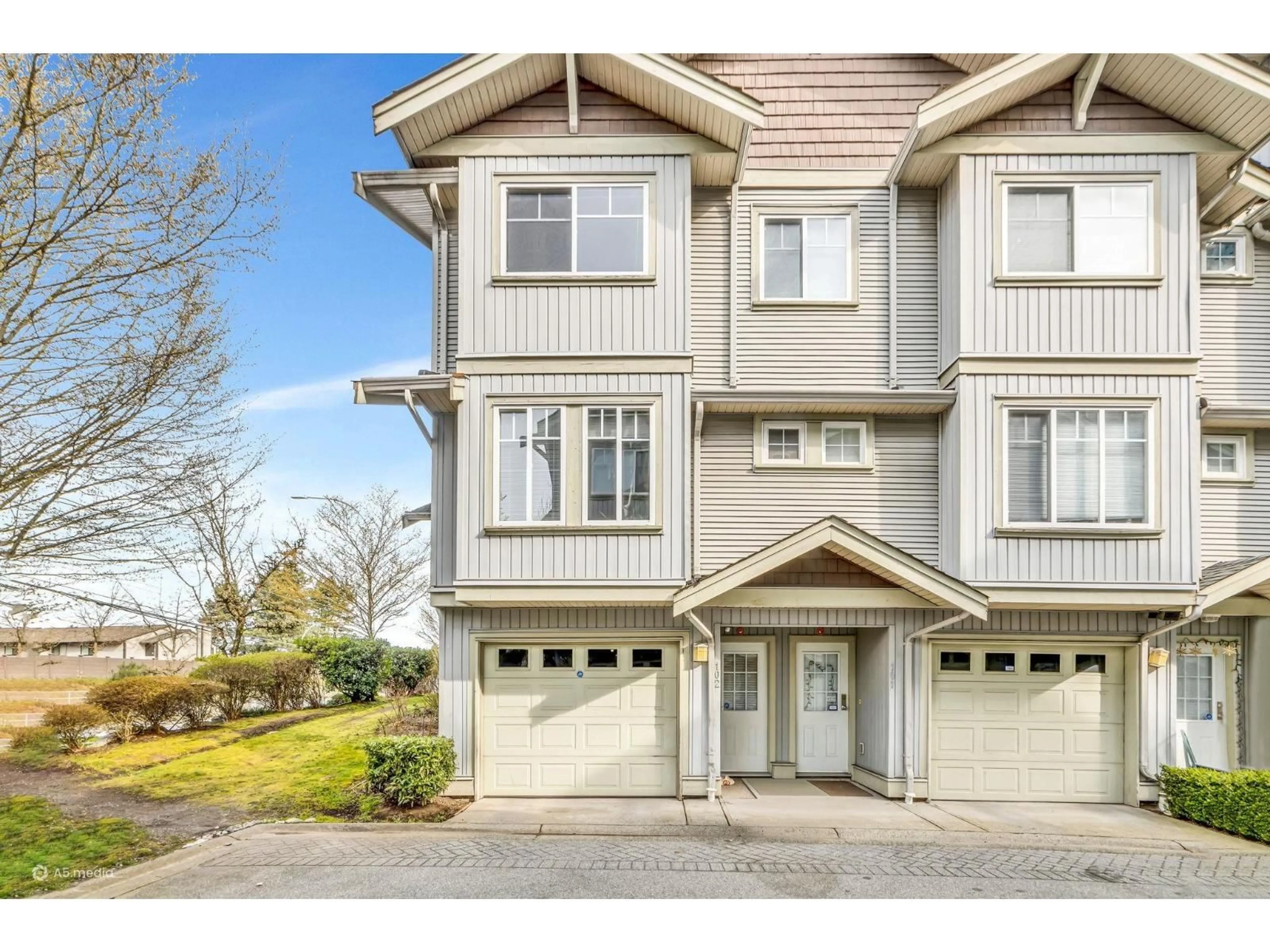 Home with vinyl exterior material, street for 102 - 12040 68 AVENUE, Surrey British Columbia V3W1P5