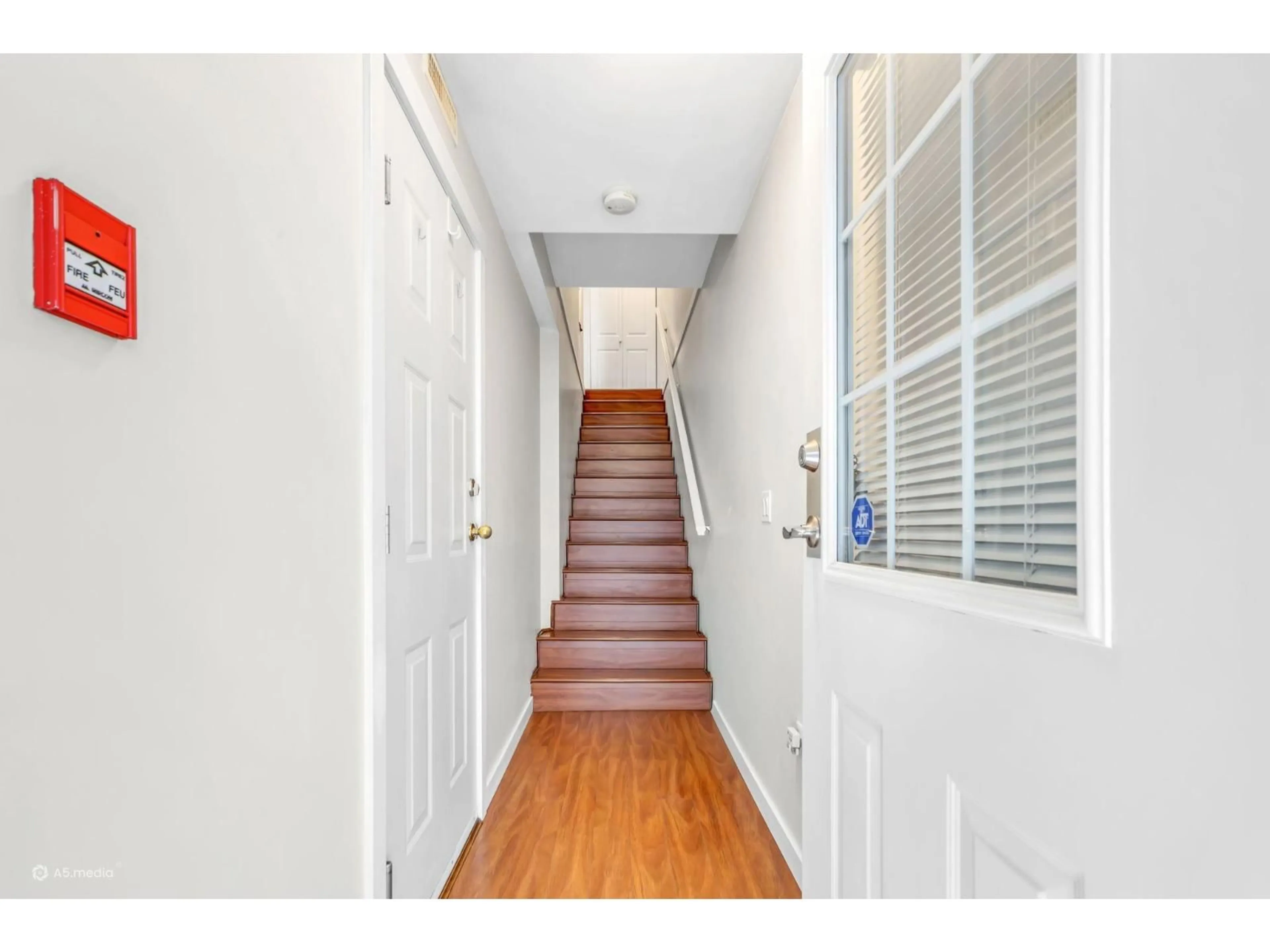 Indoor entryway for 102 - 12040 68 AVENUE, Surrey British Columbia V3W1P5