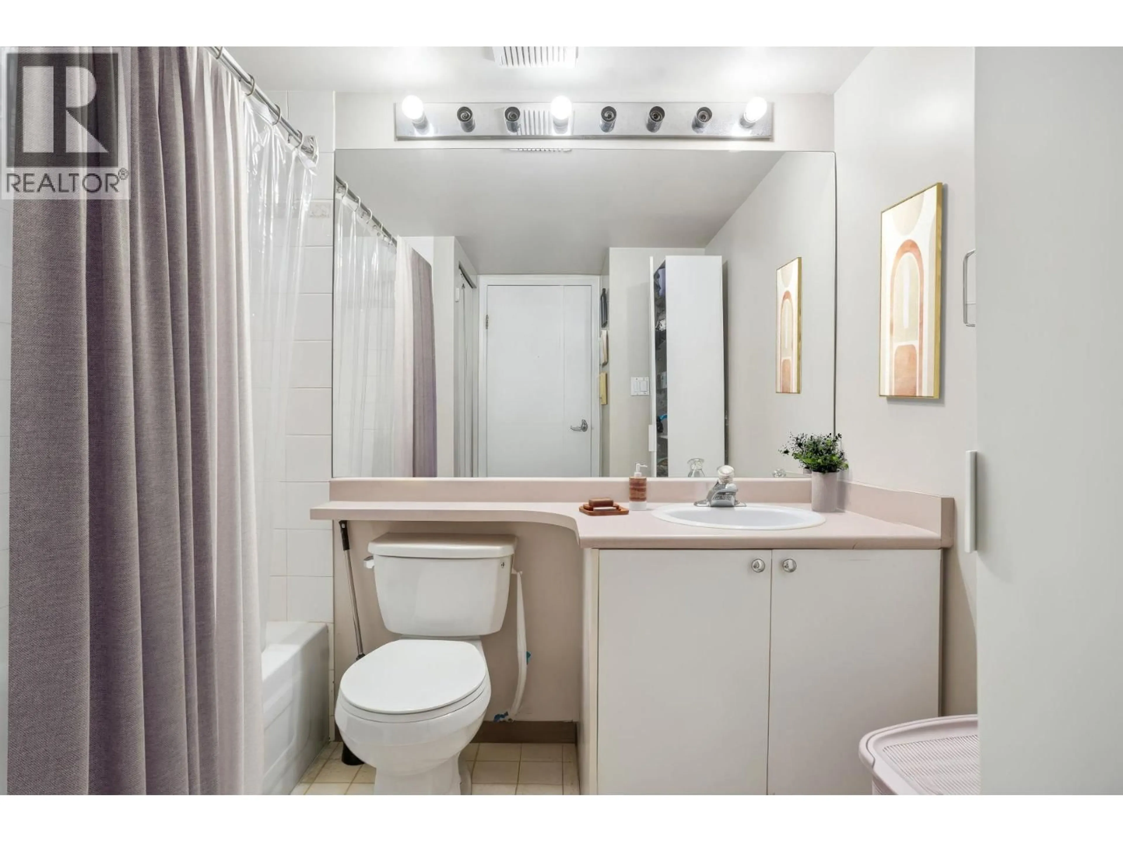 Standard bathroom, ceramic/tile floor for PH3 - 4113 FRASER STREET, Vancouver British Columbia V5V4E9