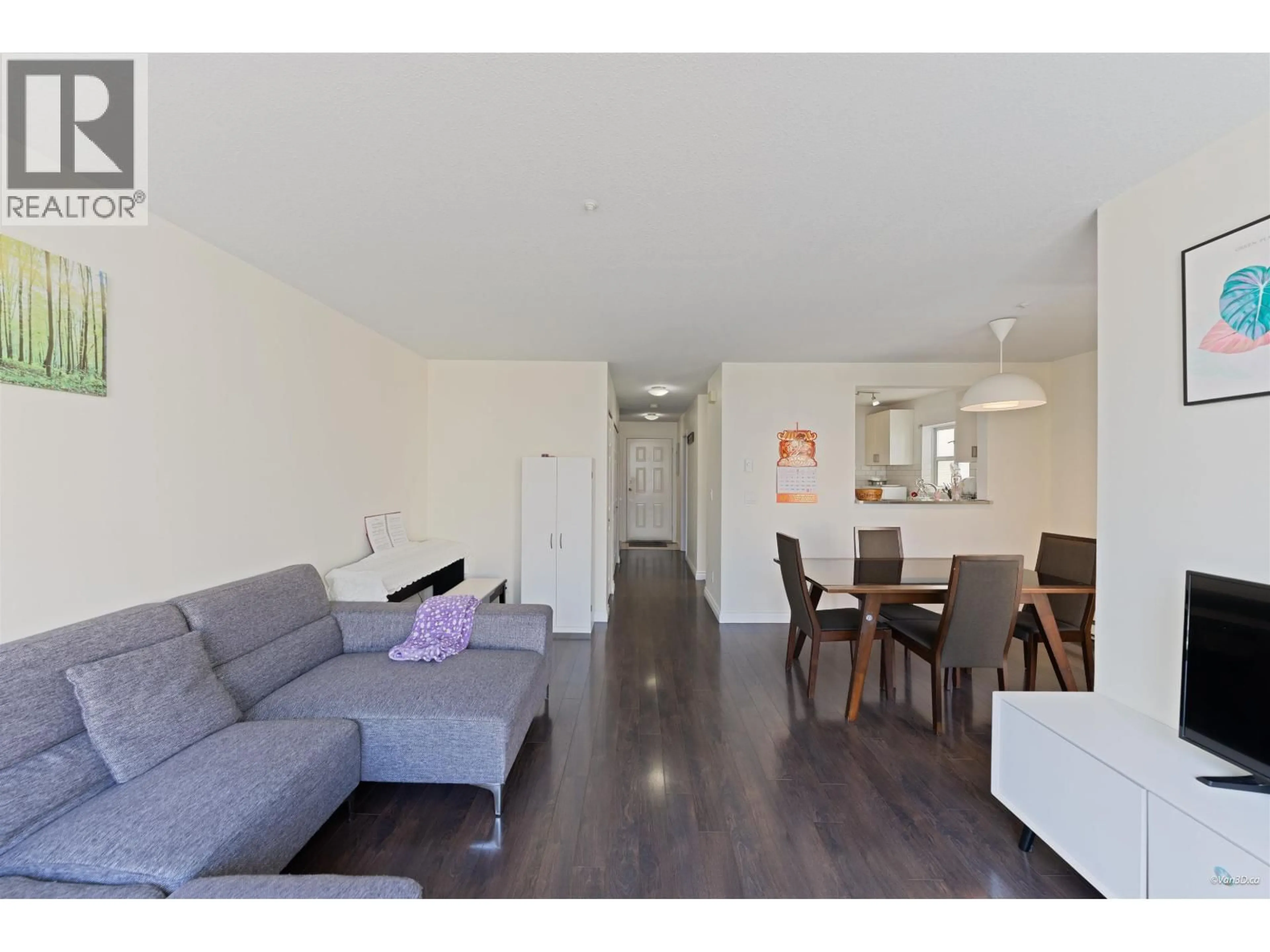 Living room with furniture, wood/laminate floor for 384 - 8333 JONES ROAD, Richmond British Columbia V6Y3W9