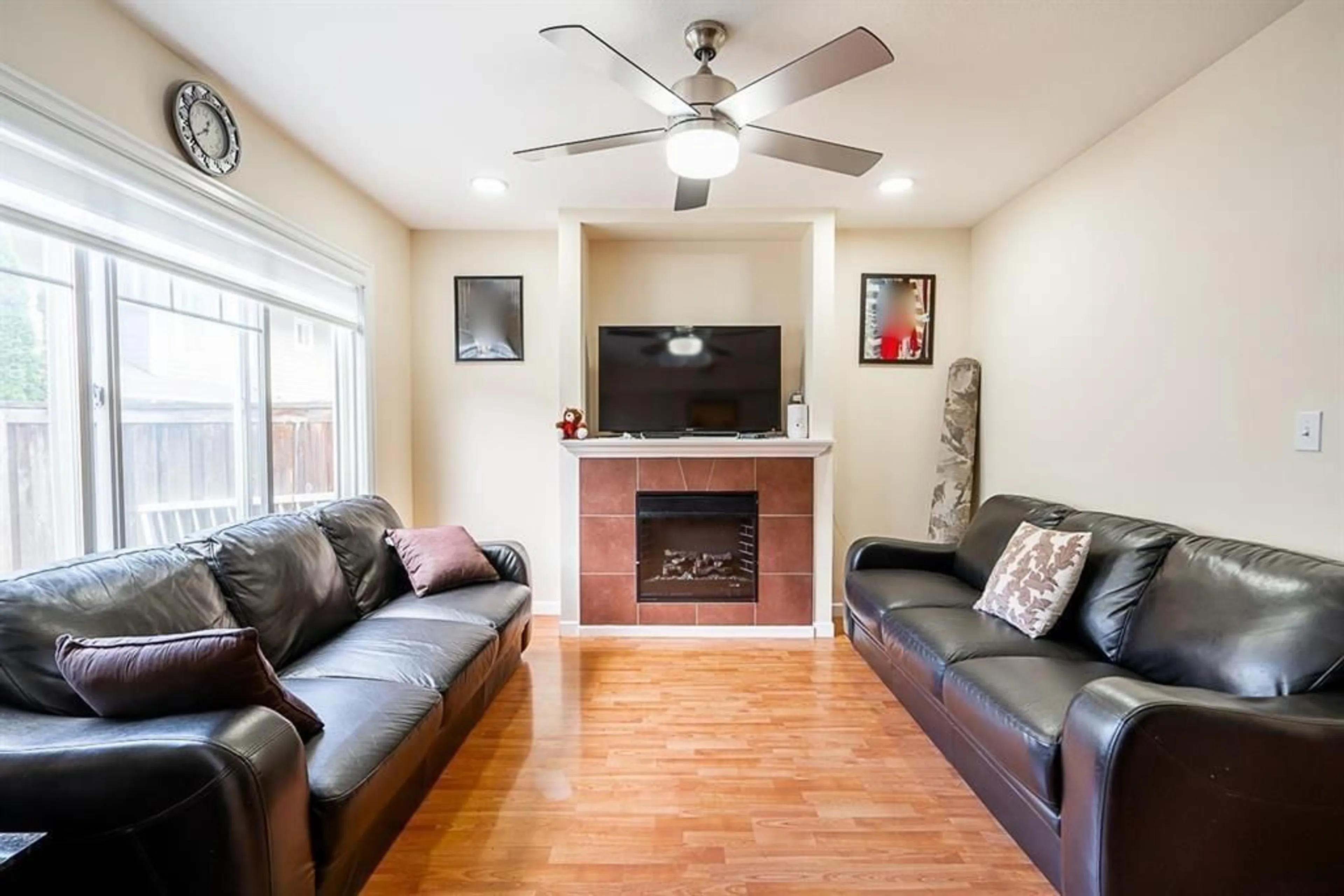 Living room with furniture, wood/laminate floor for 35 - 6110 138 STREET, Surrey British Columbia V3X3V6