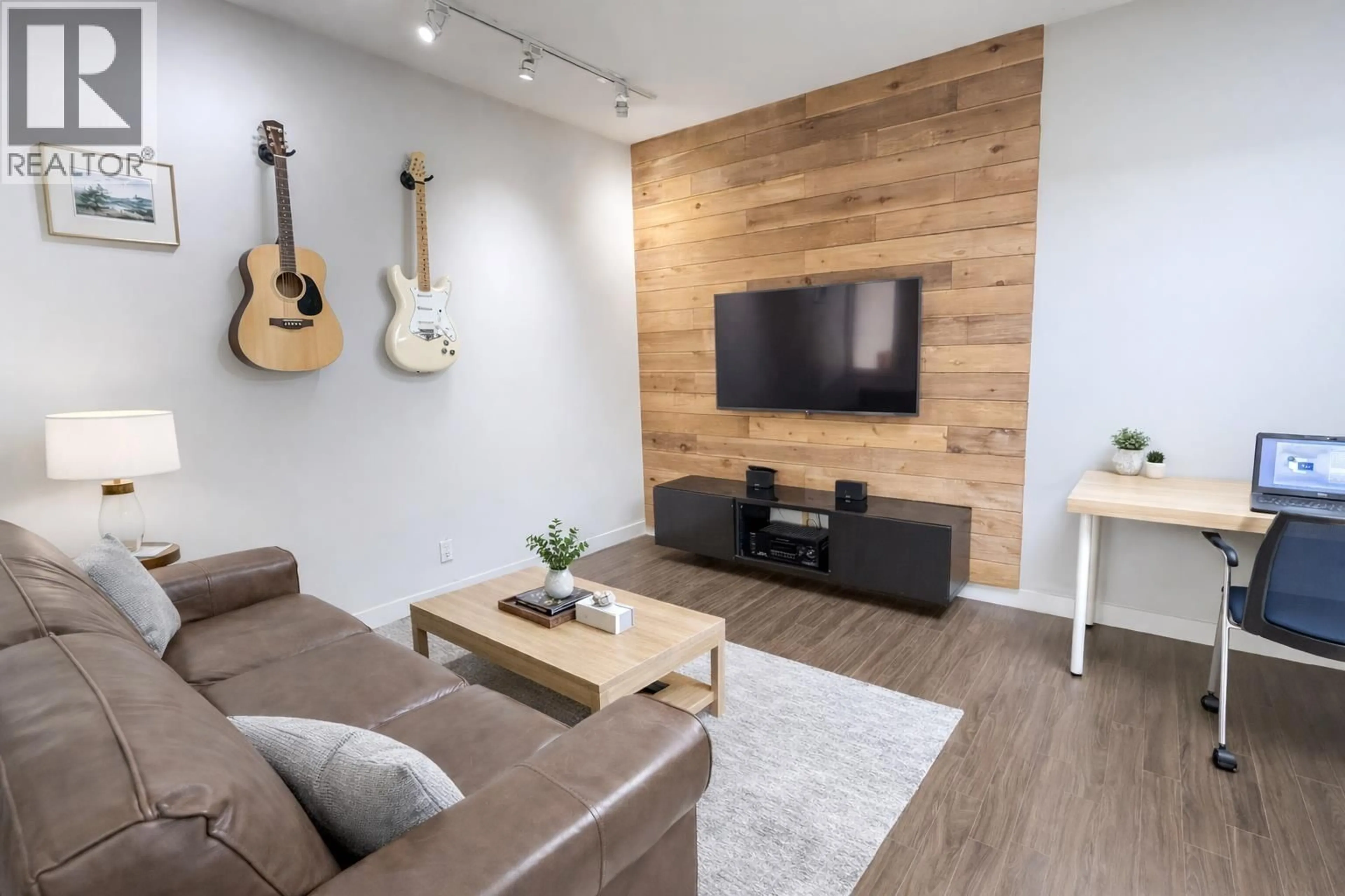 Living room with furniture, wood/laminate floor for 103 - 41105 TANTALUS ROAD, Squamish British Columbia V8B0N3