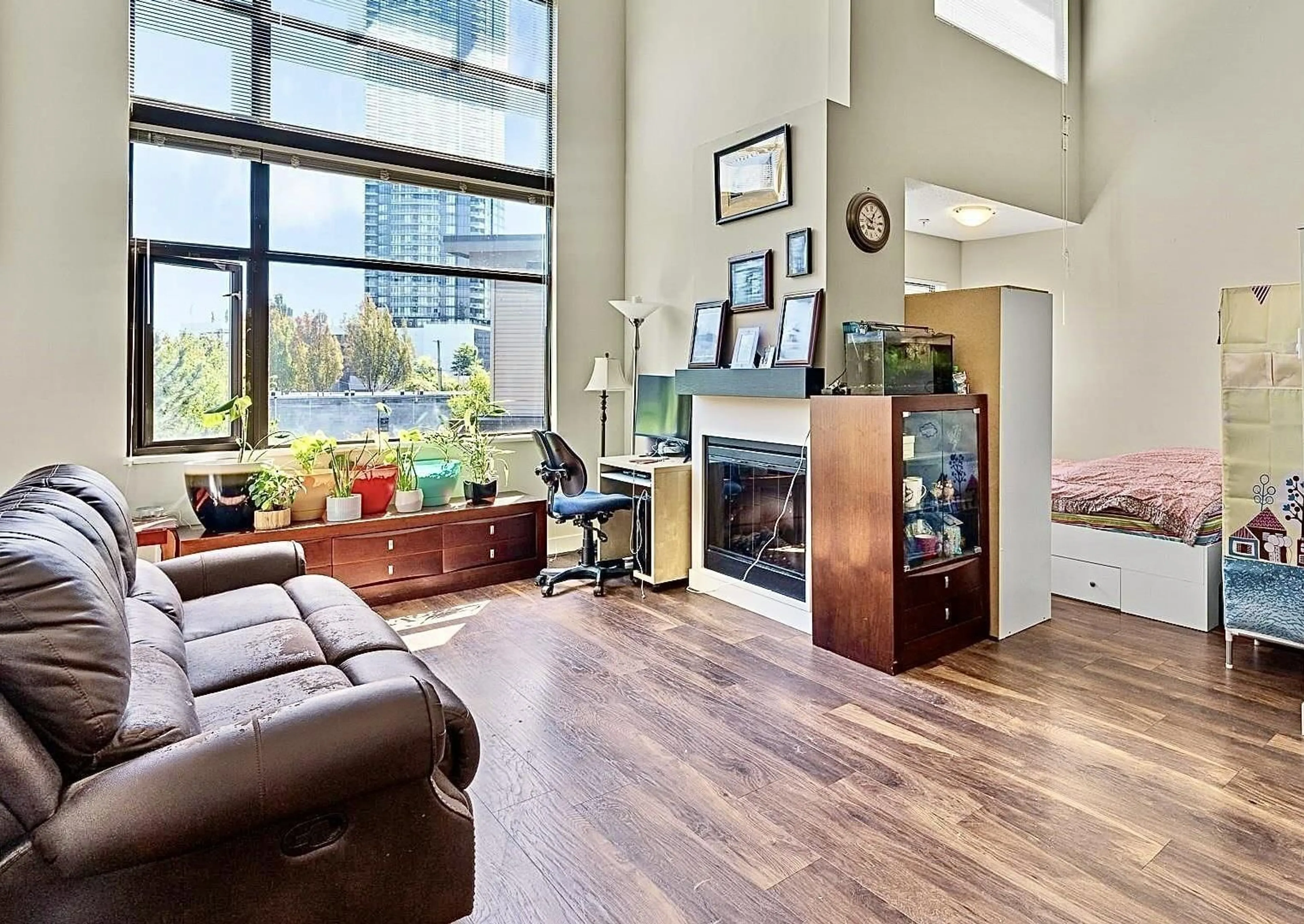 Living room with furniture, wood/laminate floor for 452 - 10838 CITY PARKWAY, Surrey British Columbia V3T5X9